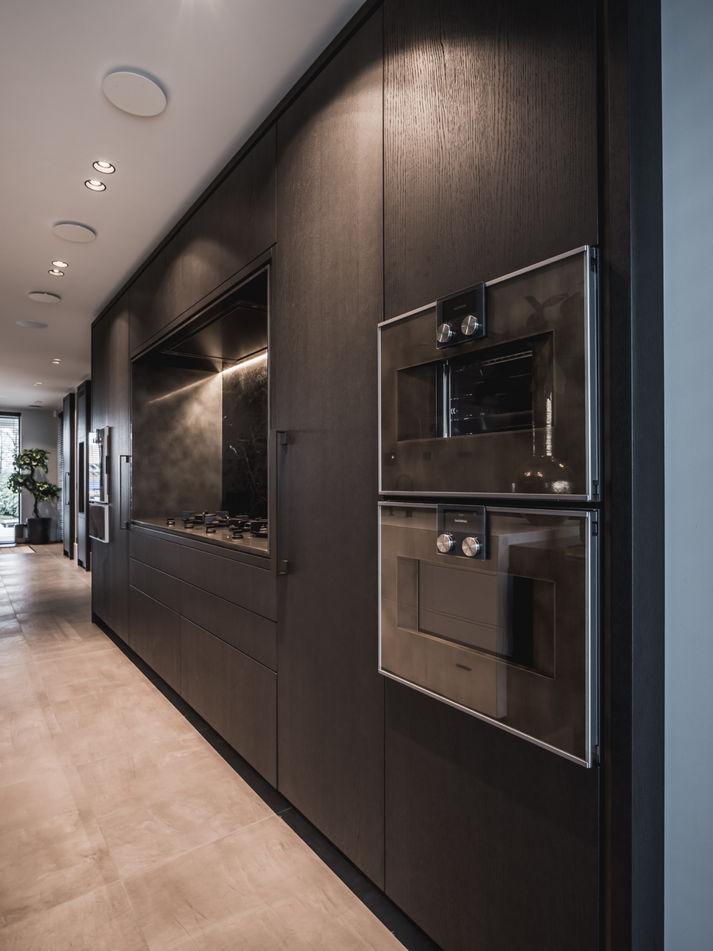 rivestimento in legno per pareti: cucina moderna con soffitto nero, dettagli in legno e design elegante., Luxe, Design, Exclusief, Modern, Maatwerk, Bijzondere, Mooie