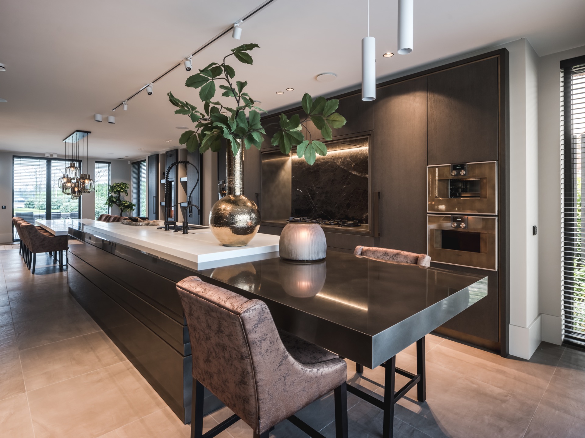 rivestimento in legno per pareti: grande isola cucina con piante e dettagli dorati, aspetto lussuoso., Luxe, Design, Exclusief, Modern, Maatwerk, Bijzondere, Mooie