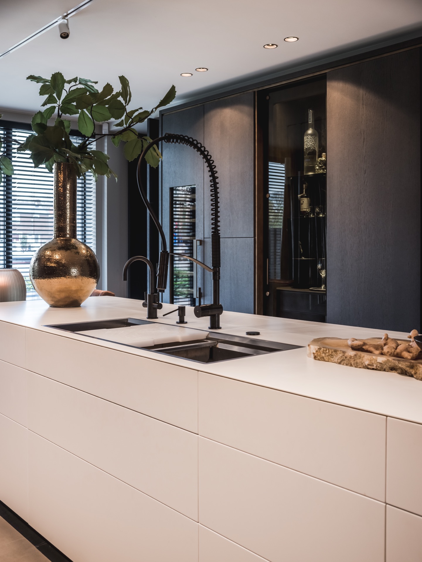 rivestimento in legno per pareti: grande armadio nero con forno doppio integrato in cucina moderna., Luxe, Design, Exclusief, Modern, Maatwerk, Bijzondere, Mooie