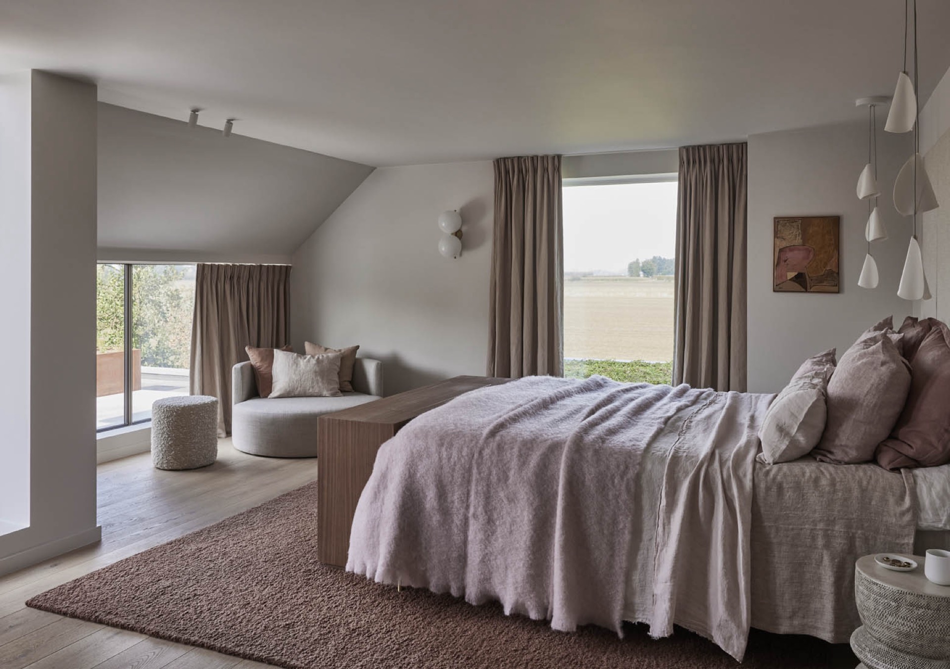 rivestimento in legno per pareti: interno luminoso con grandi finestre e biancheria morbida, Luxe, Design, Exclusief, Modern, Maatwerk, Bijzondere, Mooie