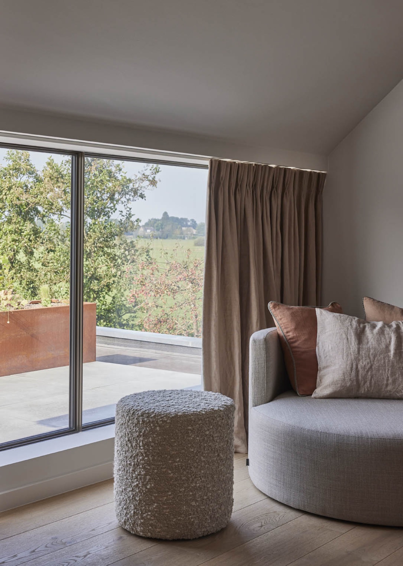 rivestimento in legno per pareti: soggiorno luminoso con grandi finestre e vista sul giardino, Luxe, Design, Exclusief, Modern, Maatwerk, Bijzondere, Mooie
