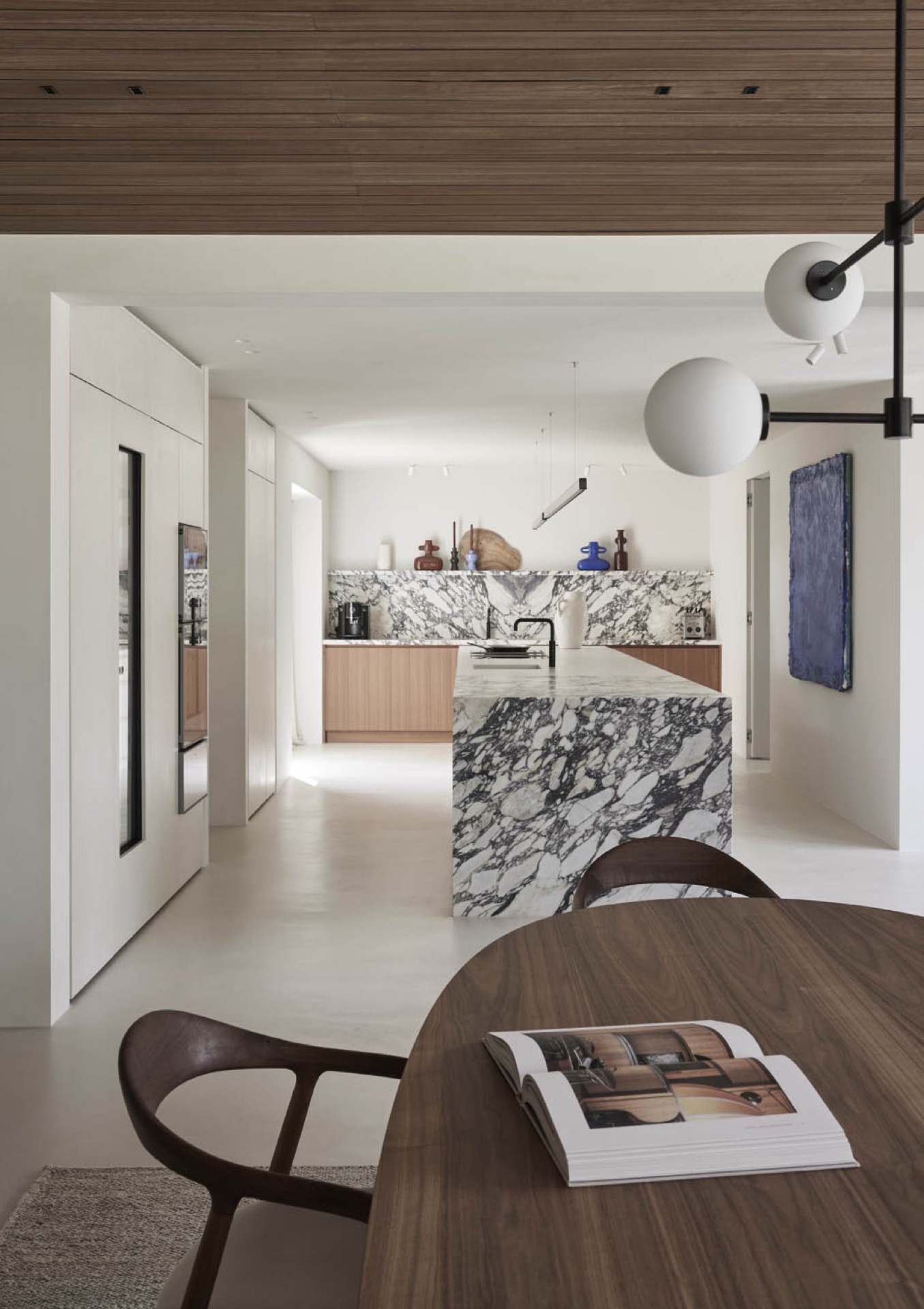 rivestimento in legno per pareti: sala da pranzo con tavolo in legno e sedie rotonde, Luxe, Design, Exclusief, Modern, Maatwerk, Bijzondere, Mooie