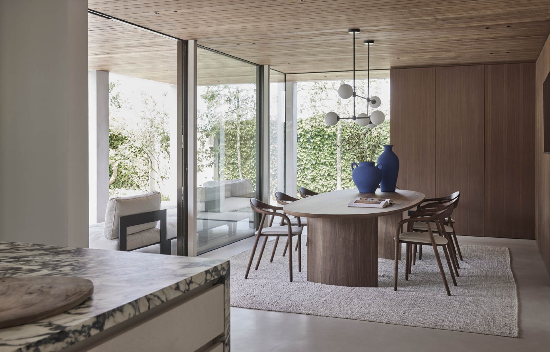 rivestimento in legno per pareti: sala da pranzo moderna con tavolo in legno e vasi blu, materiali naturali, atmosfera, Luxe, Design, Exclusief, Modern, Maatwerk, Bijzondere, Mooie