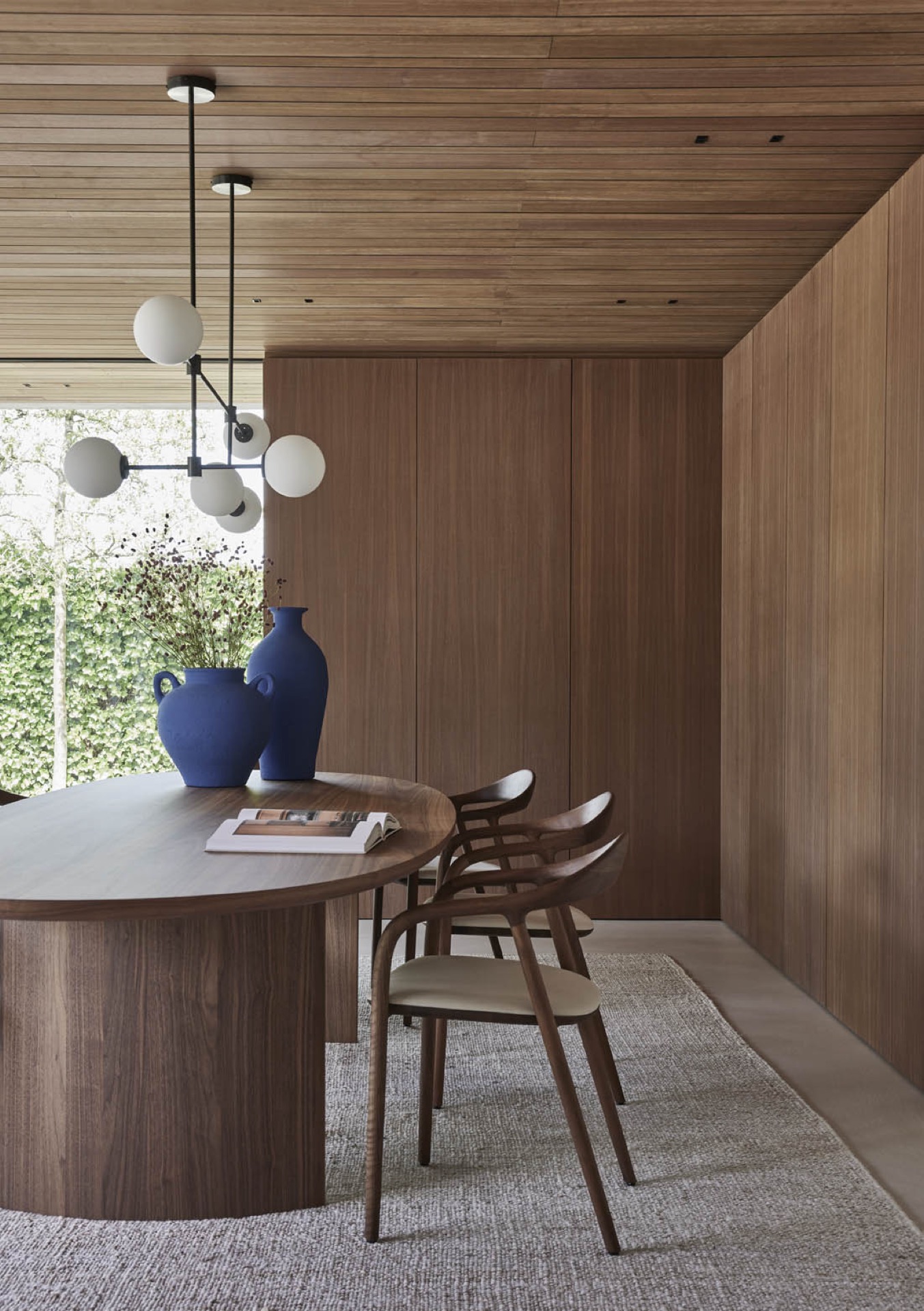 rivestimento in legno per pareti: tetto in legno con luci moderne e vasi blu, Luxe, Design, Exclusief, Modern, Maatwerk, Bijzondere, Mooie