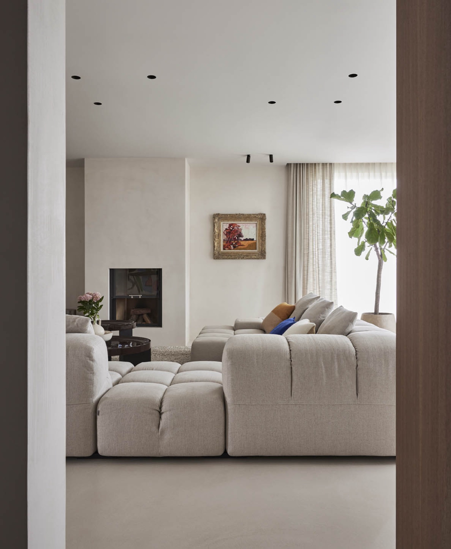 rivestimento in legno per pareti: soggiorno luminoso con divano comodo, opera d'arte e tonalità naturali., Luxe, Design, Exclusief, Modern, Maatwerk, Bijzondere, Mooie