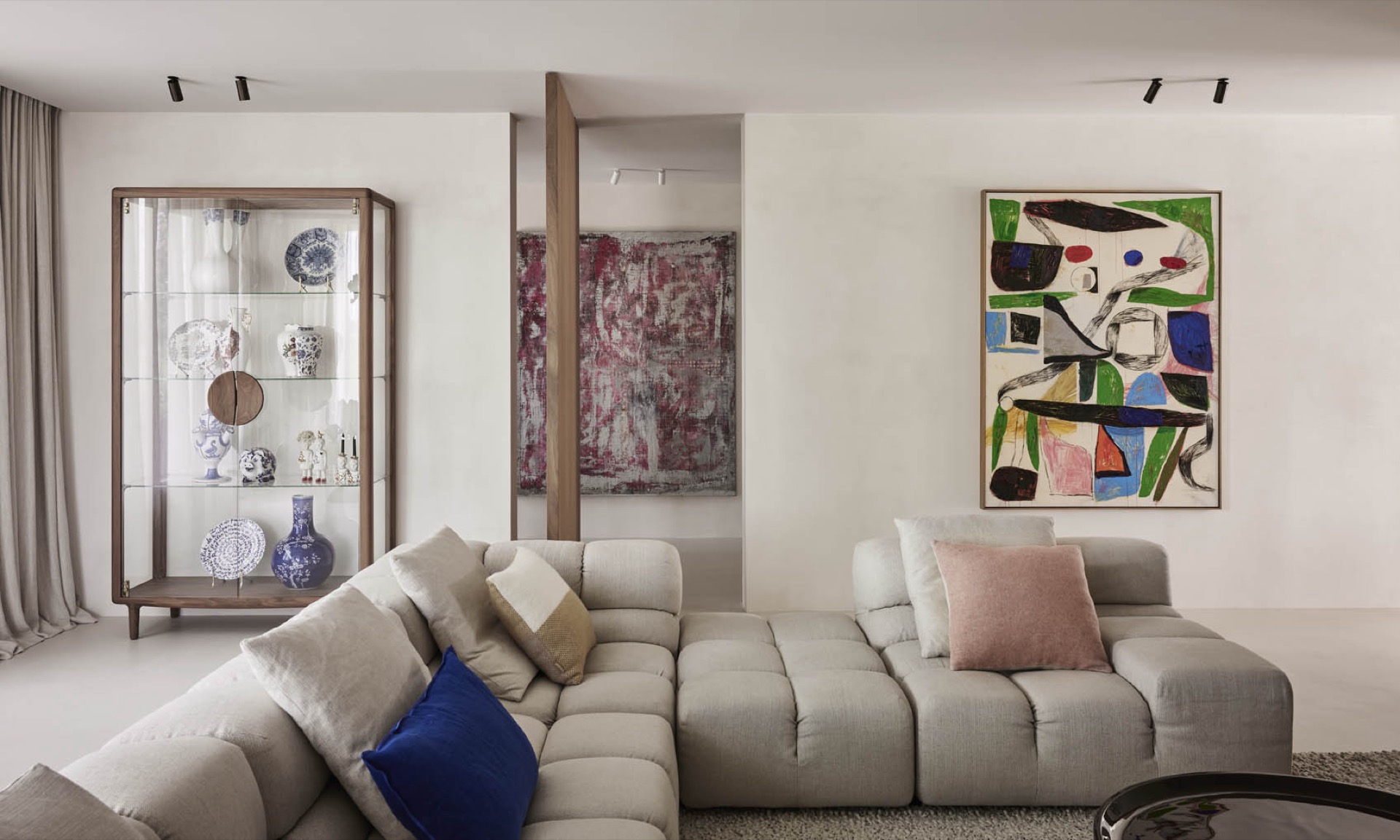 rivestimento in legno per pareti: soggiorno con grande divano, opere d'arte e molta luce naturale, Luxe, Design, Exclusief, Modern, Maatwerk, Bijzondere, Mooie