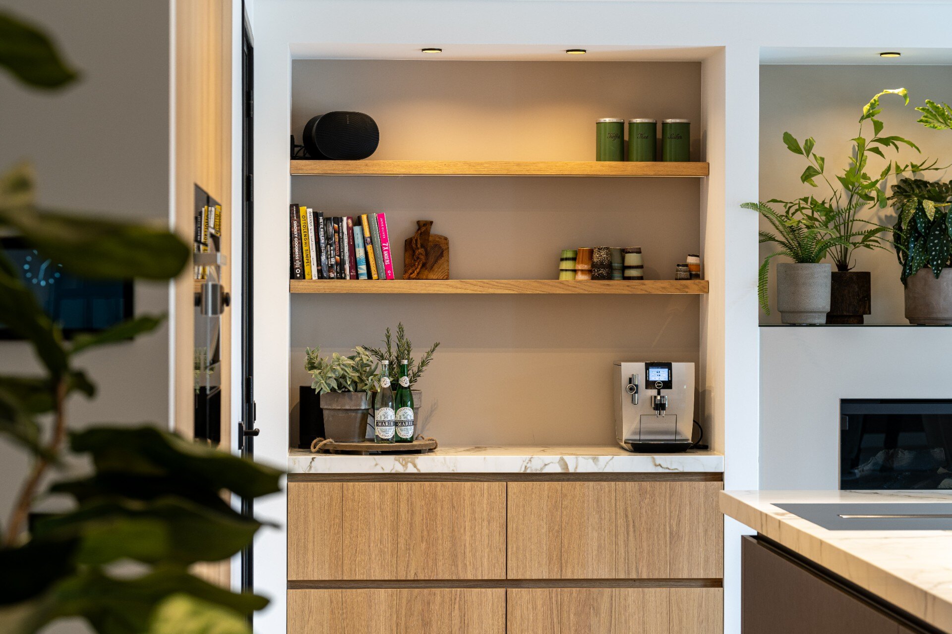 cucina senza maniglie: parete cucina con mensole in legno aperte, piano in marmo e macchina da caffè integrata, Luxury, Design, Exclusive, Modern, Custom Made, Special, Beautiful