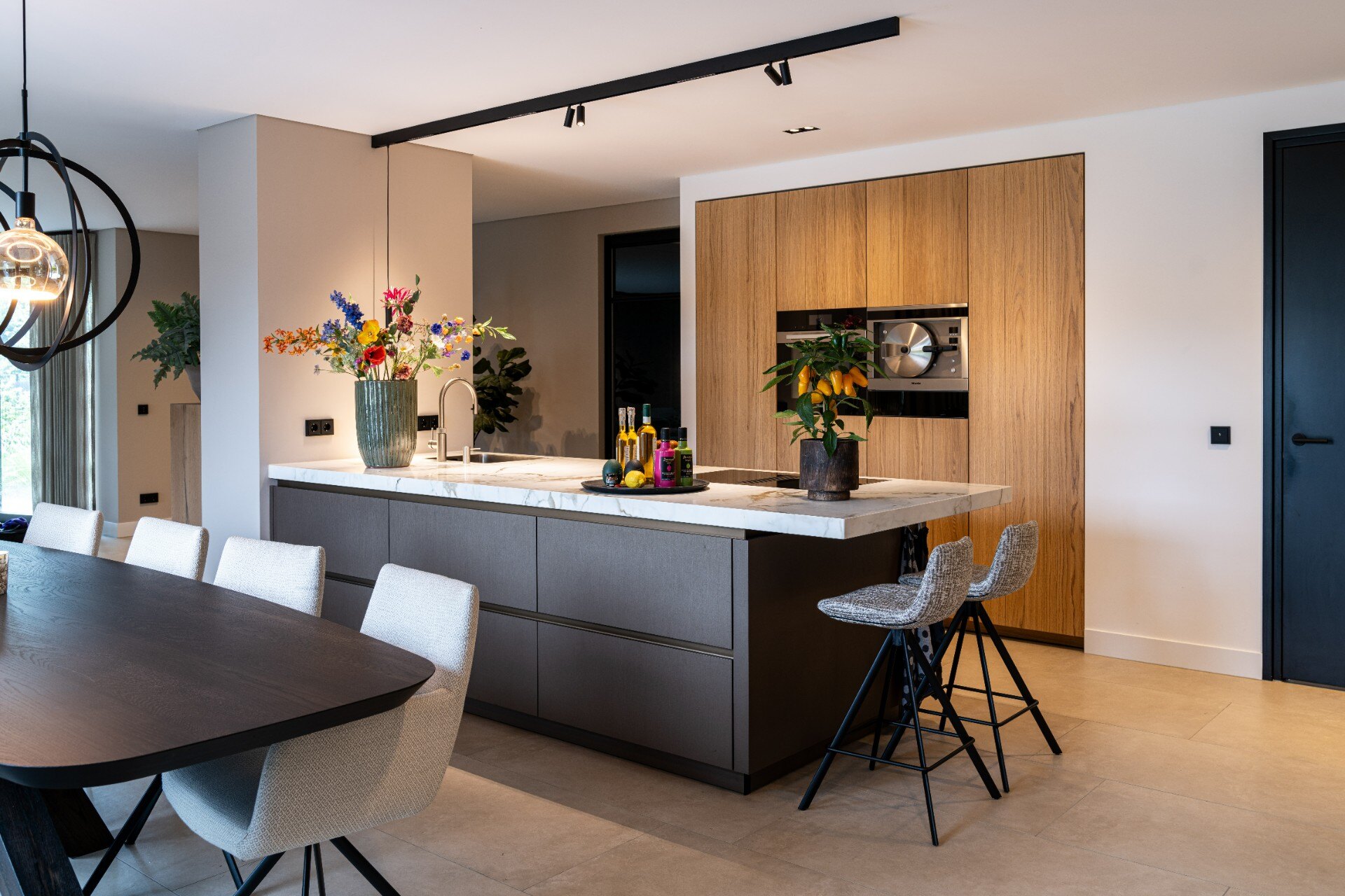 cucina senza maniglie: cucina moderna con piano in marmo e mobili a parete in legno caldo, Luxury, Design, Exclusive, Modern, Custom Made, Special, Beautiful