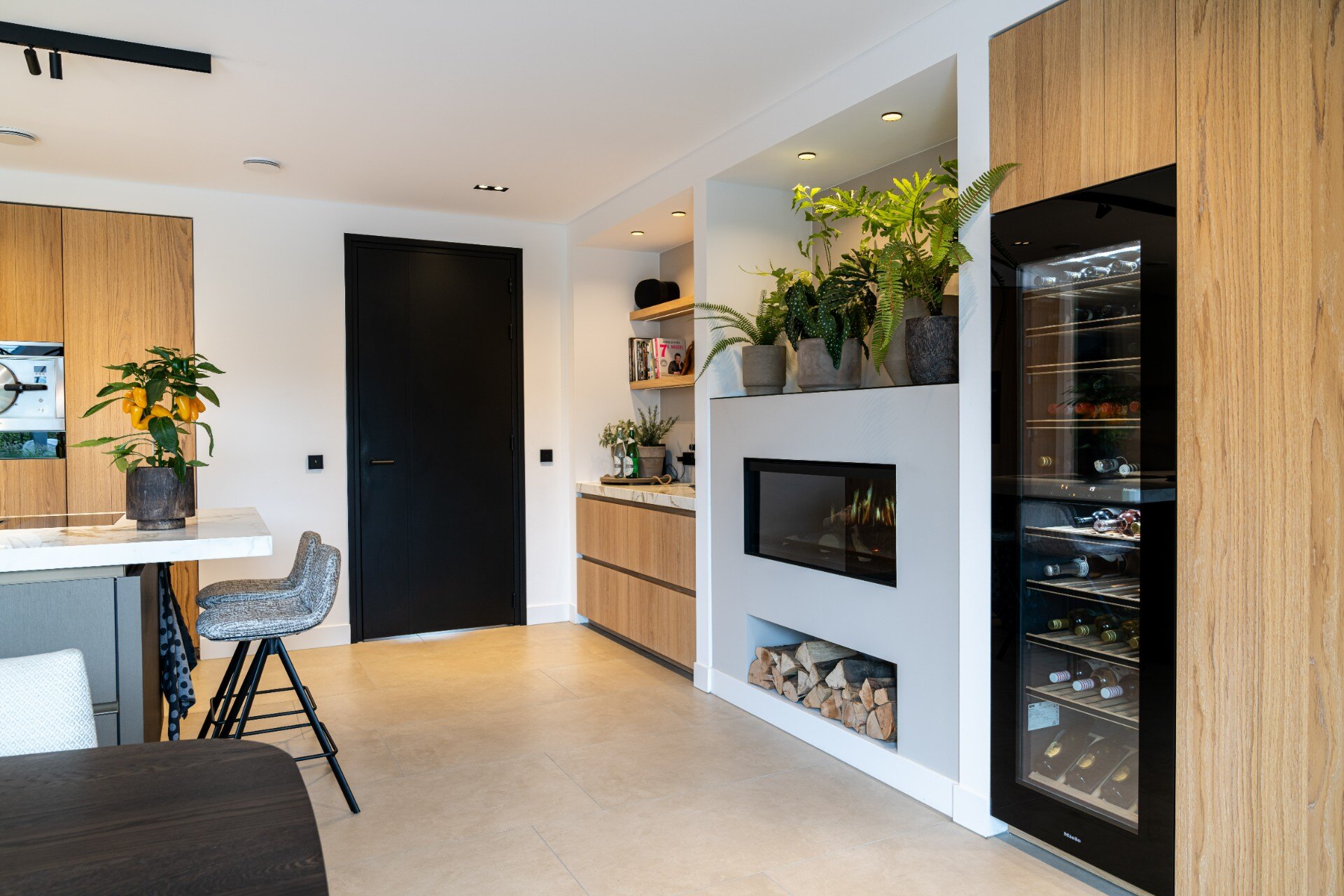 cucina senza maniglie: cucina con camino integrato, cantinetta vini e basi in legno, Luxury, Design, Exclusive, Modern, Custom Made, Special, Beautiful