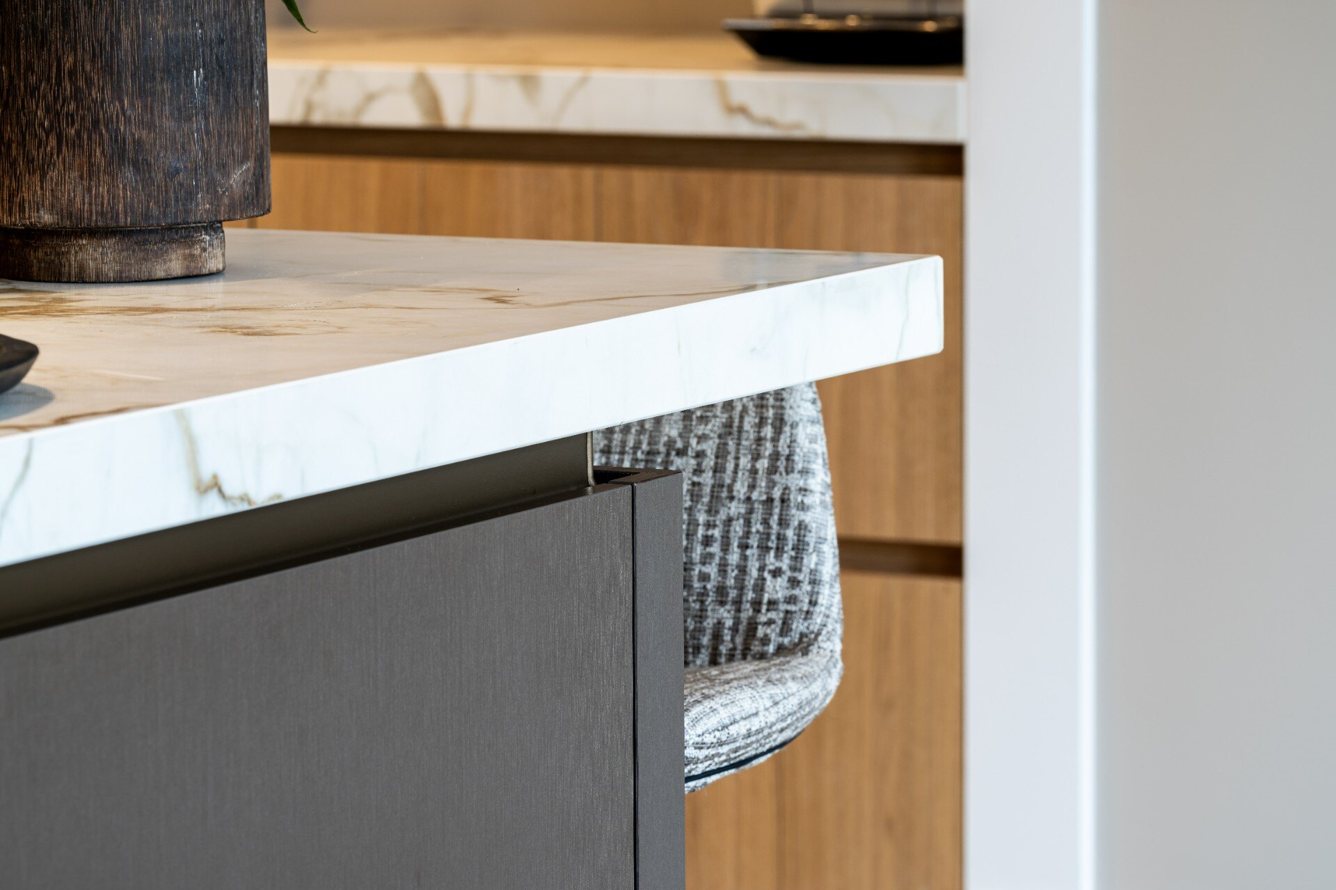 cucina senza maniglie: primo piano di piano in marmo e cassetto cucina grigio scuro senza maniglia con sgabello in tessuto, Luxury, Design, Exclusive, Modern, Custom Made, Special, Beautiful