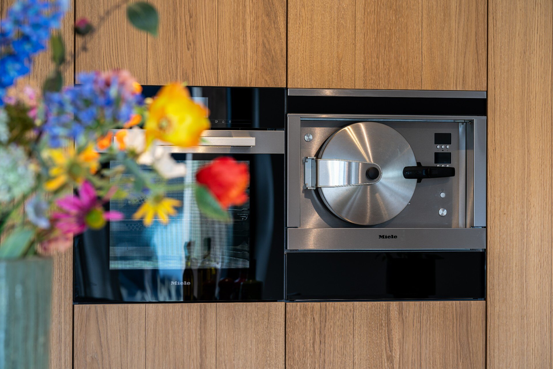 cucina senza maniglie: forno e forno a vapore Miele integrati in mobili cucina in legno caldo, Luxury, Design, Exclusive, Modern, Custom Made, Special, Beautiful