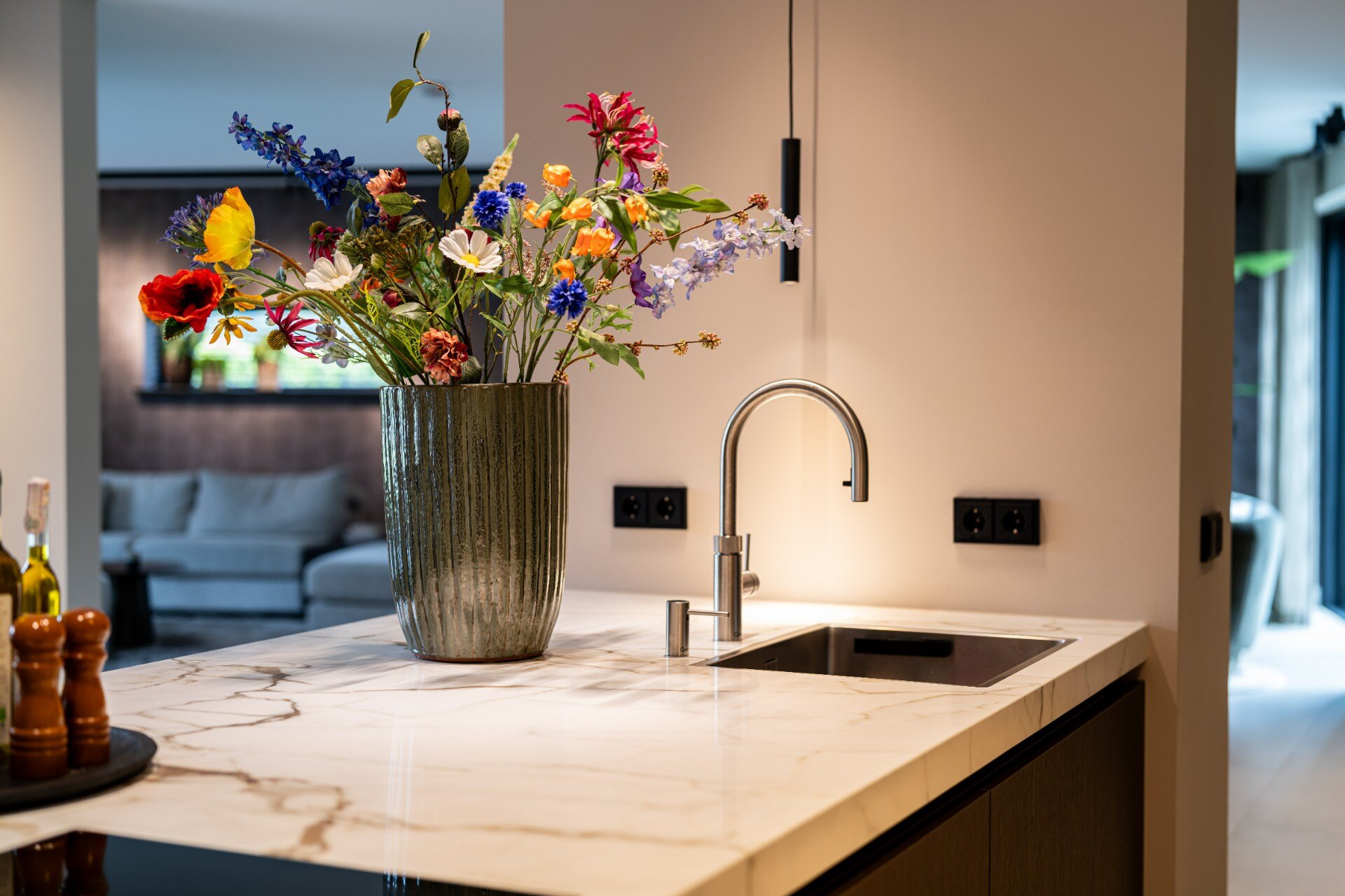 cucina senza maniglie: piano cucina in marmo con lavello in acciaio inox e vaso di fiori colorati, Luxury, Design, Exclusive, Modern, Custom Made, Special, Beautiful