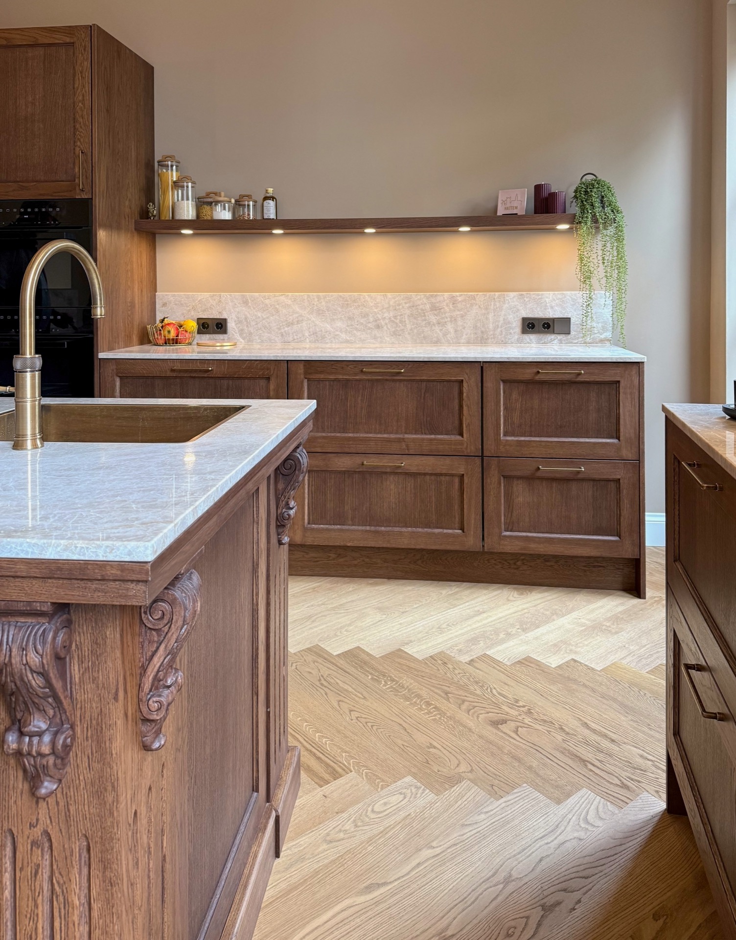 Cucina classica con mobili in rovere, piano in marmo e pavimento in legno a spina di pesce, Luxury, Design, Exclusive, Modern, Custom Made, Special, Beautiful