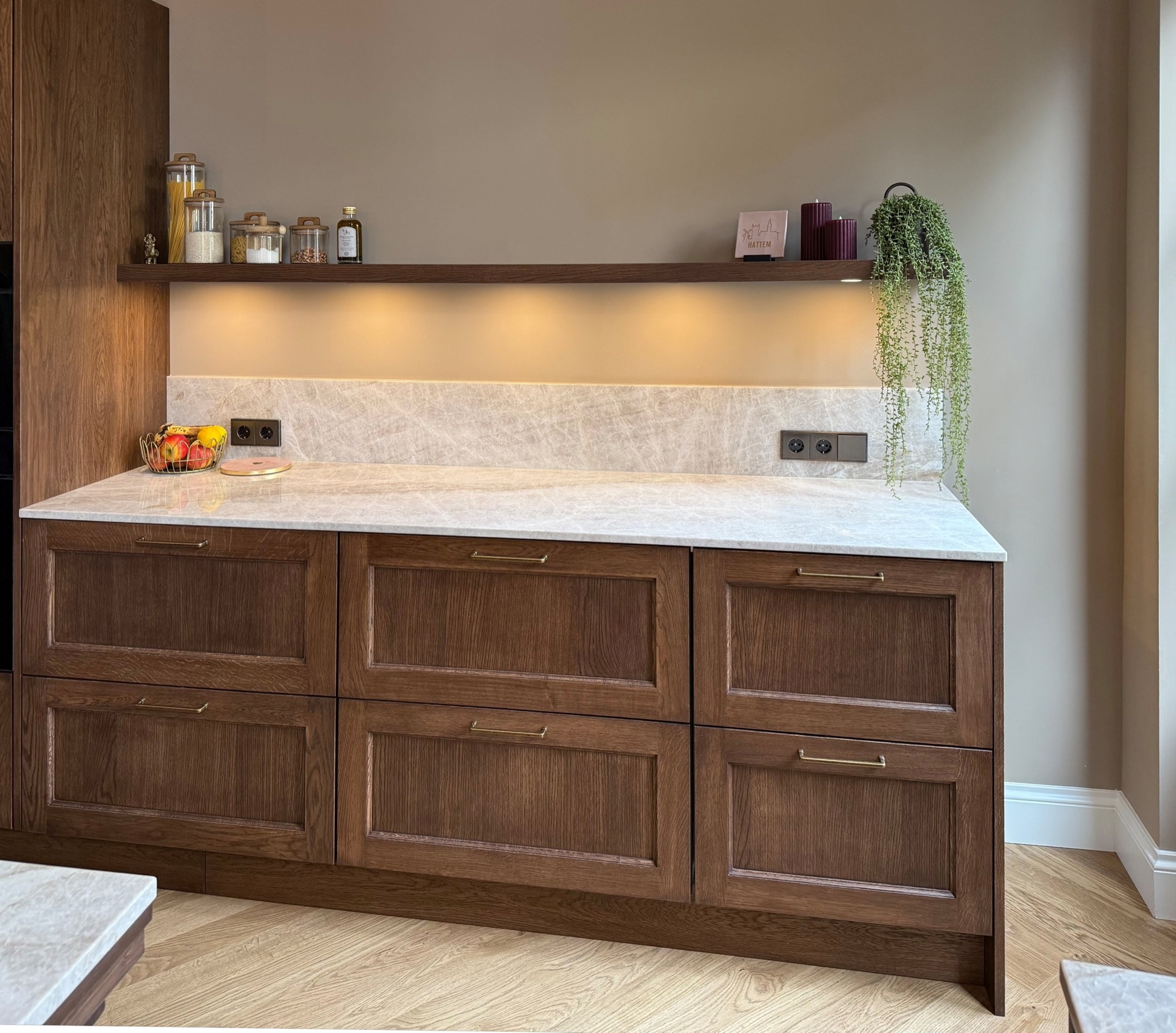 cucina classica: mobili da cucina in legno, piano in marmo e illuminazione sotto mensola sospesa, Luxury, Design, Exclusive, Modern, Custom Made, Special, Beautiful