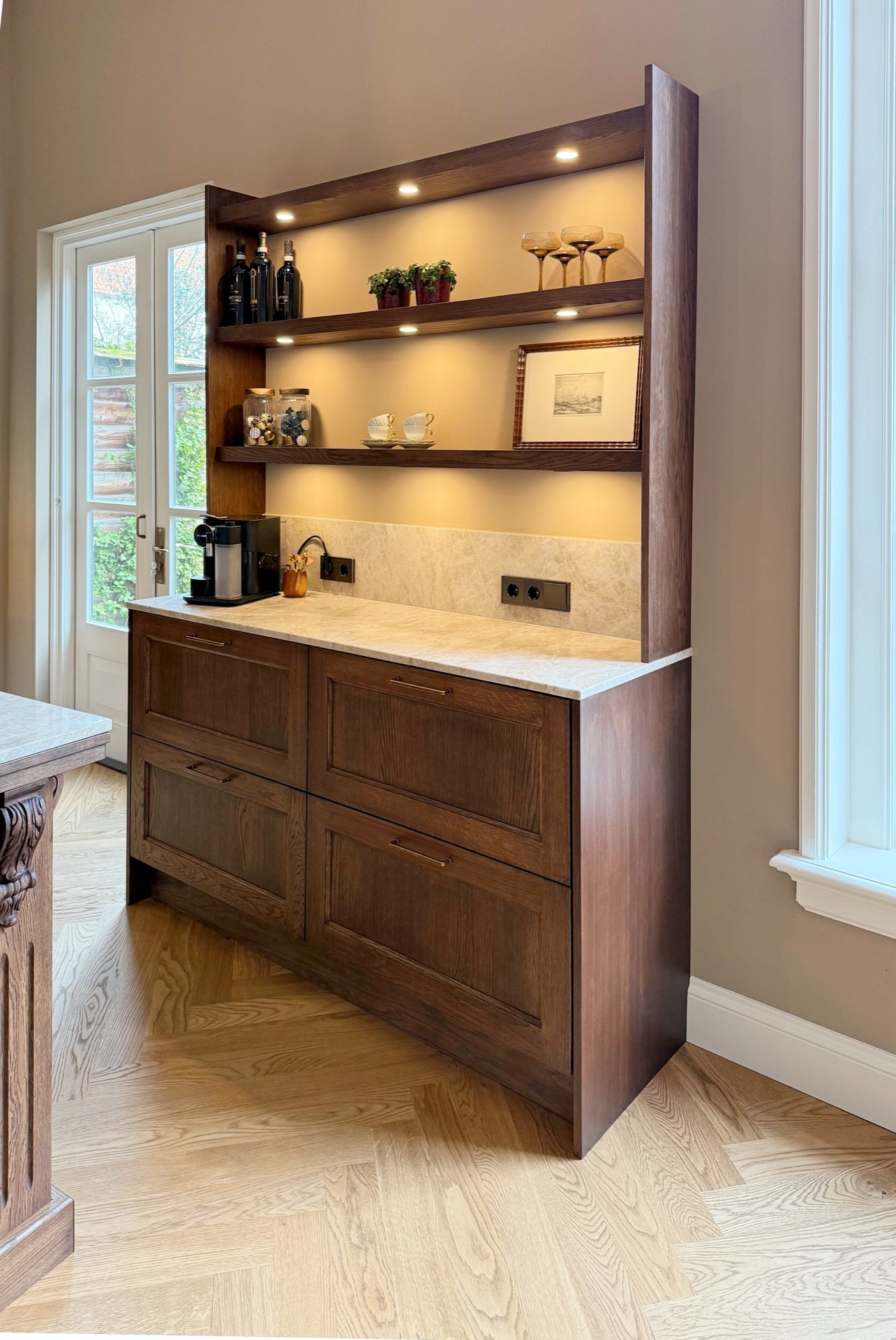 cucina classica: cucina con mobile in rovere, mensole aperte con luci e piano in marmo, Luxury, Design, Exclusive, Modern, Custom Made, Special, Beautiful