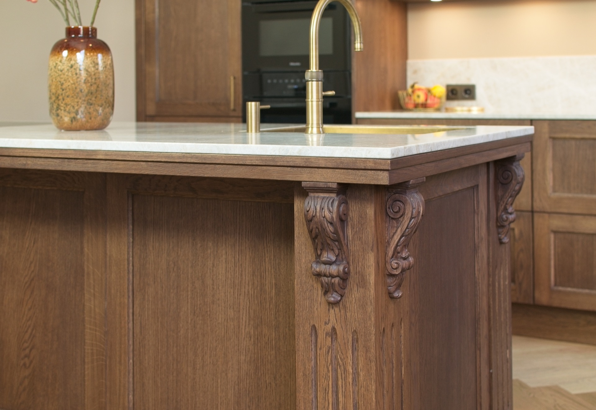 cucina classica: lavello e rubinetto in ottone su piano in marmo con mobili in legno, Luxury, Design, Exclusive, Modern, Custom Made, Special, Beautiful