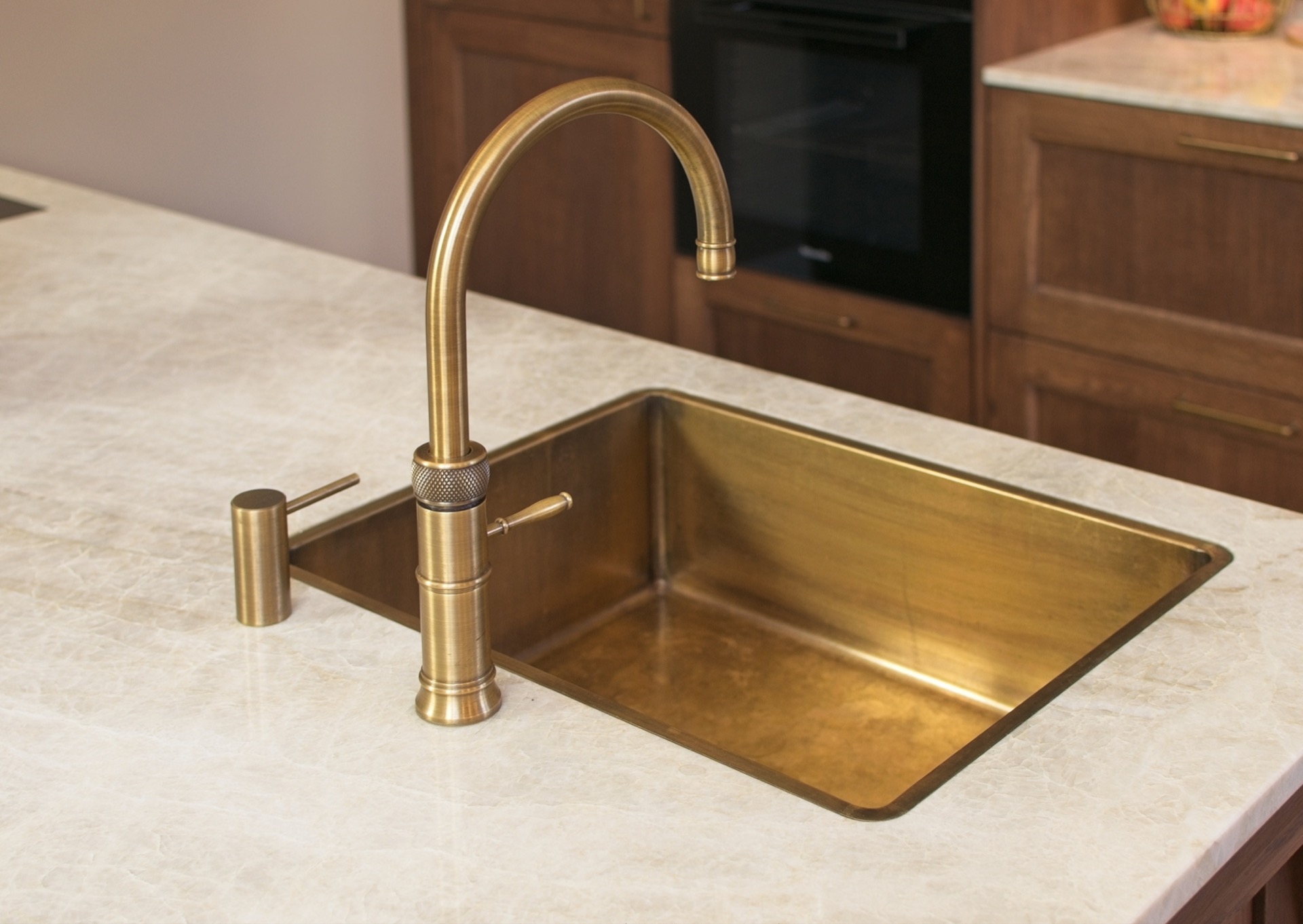 cucina classica: pilastri decorativi in rovere sotto isola cucina in marmo, Luxury, Design, Exclusive, Modern, Custom Made, Special, Beautiful