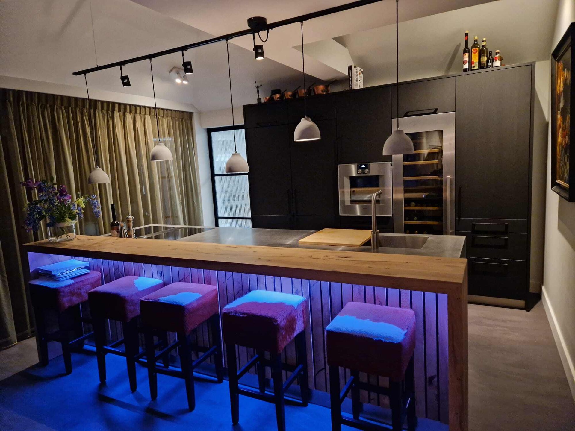 cucina moderna nero opaco legno: cucina con barra in legno e luci LED blu viola sotto gli sgabelli, Luxury, Design, Exclusive, Modern, Custom Made, Special, Beautiful