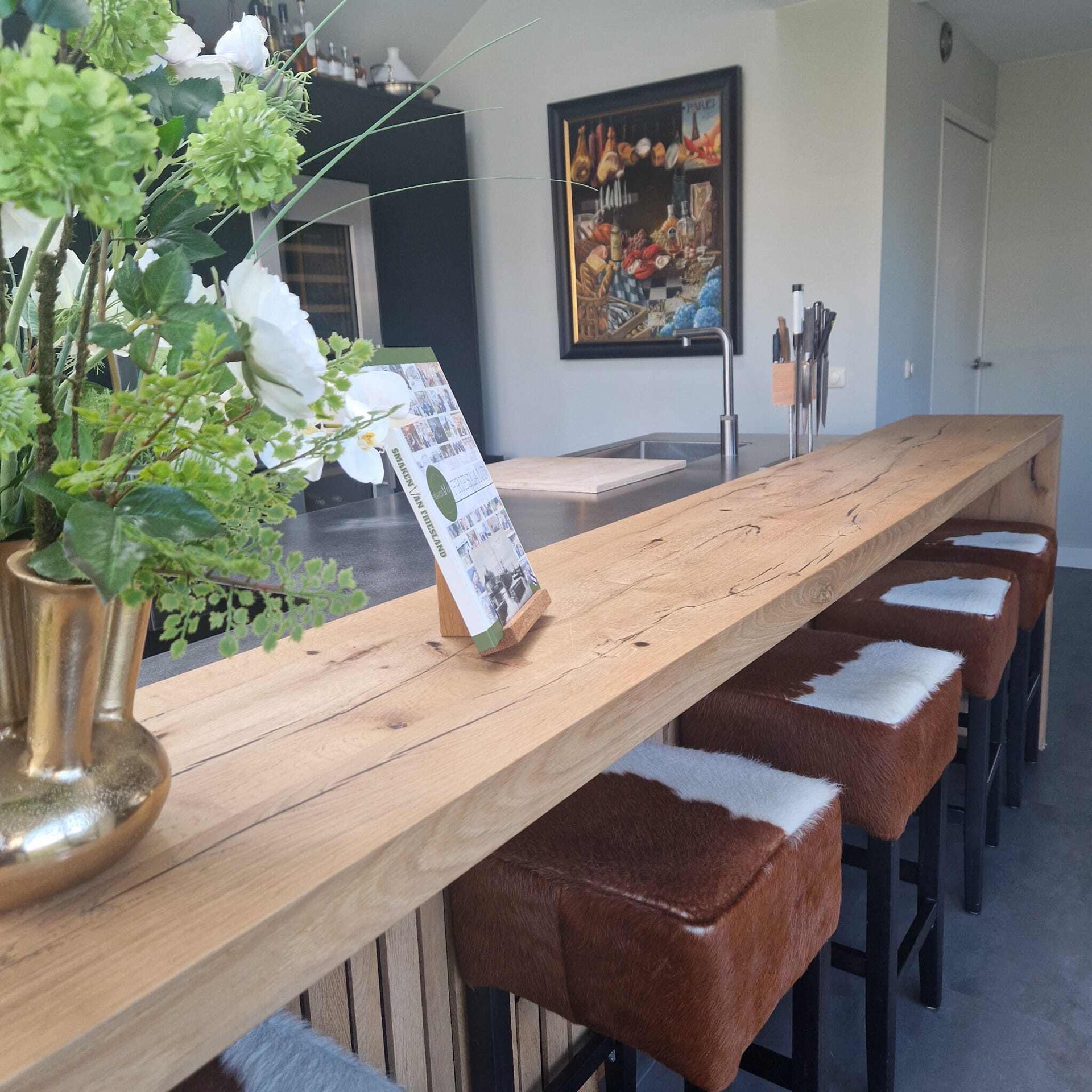cucina moderna nero opaco legno: bar in legno con venature naturali e sgabelli rivestiti in pelle di mucca, Luxury, Design, Exclusive, Modern, Custom Made, Special, Beautiful