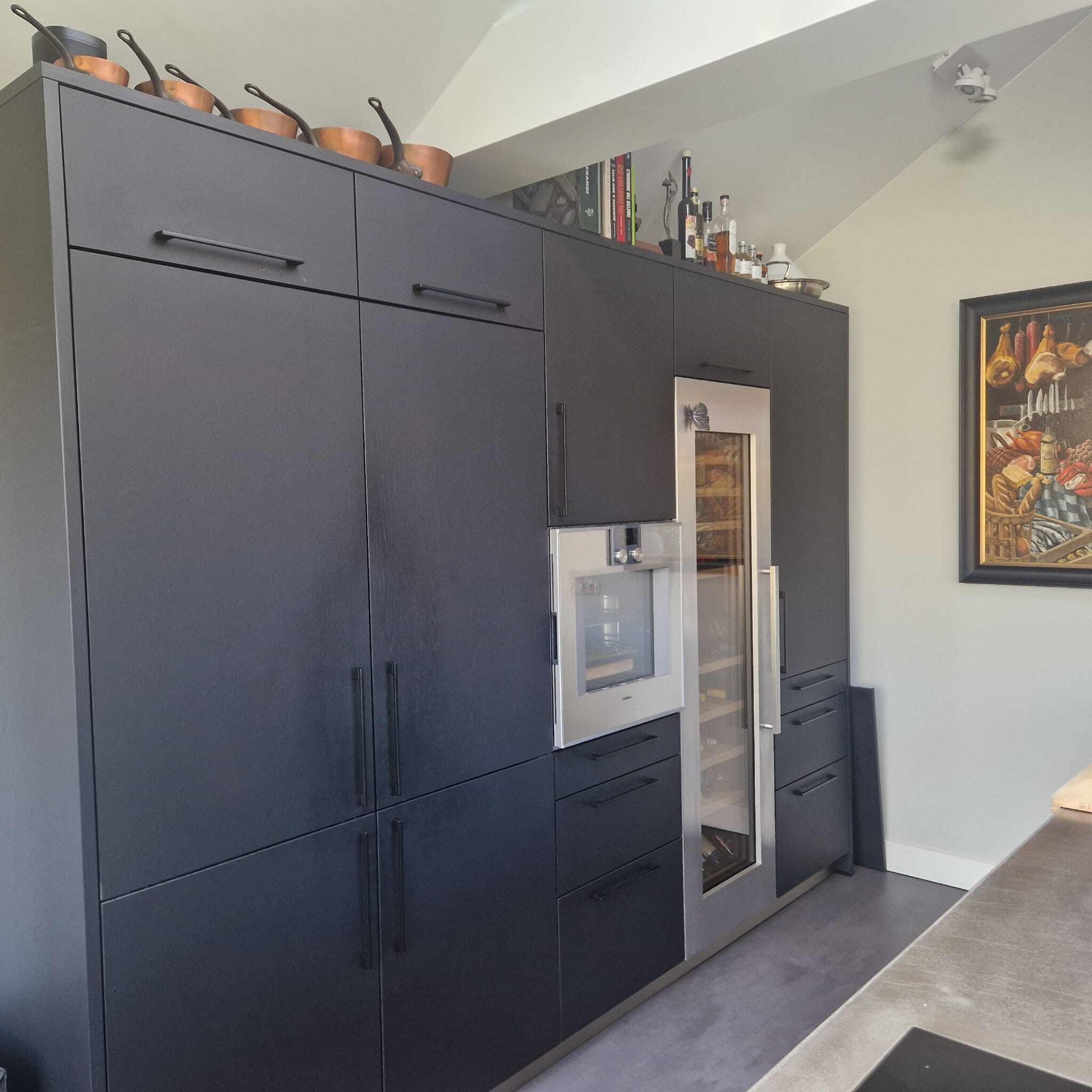 cucina moderna nero opaco legno: parete cucina nera con forno e cantina vini integrati, pentole di rame e quadro sopra, Luxury, Design, Exclusive, Modern, Custom Made, Special, Beautiful