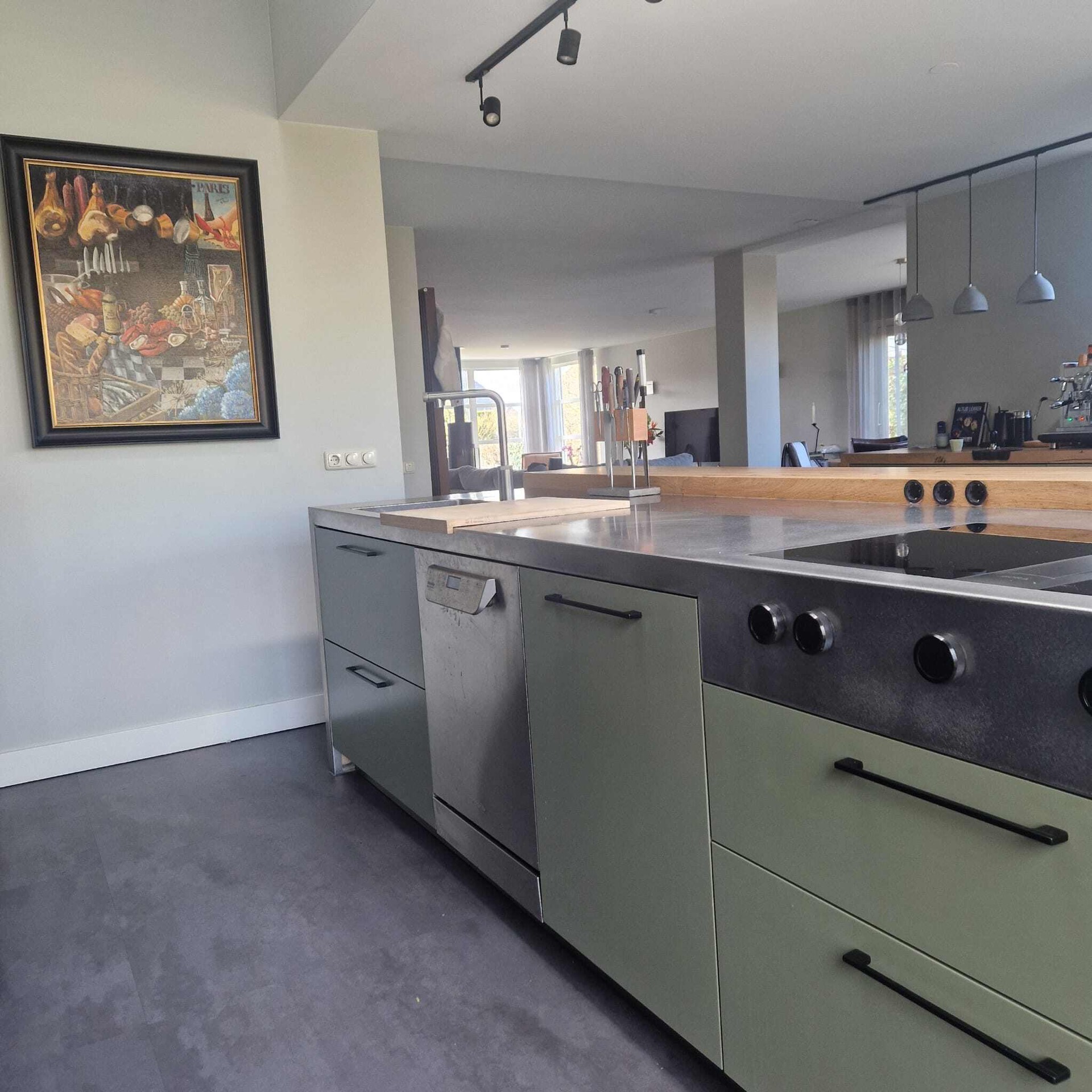 cucina moderna nero opaco legno: cucina moderna con piano in acciaio inox e armadi verdi opachi con maniglie nere, Luxury, Design, Exclusive, Modern, Custom Made, Special, Beautiful