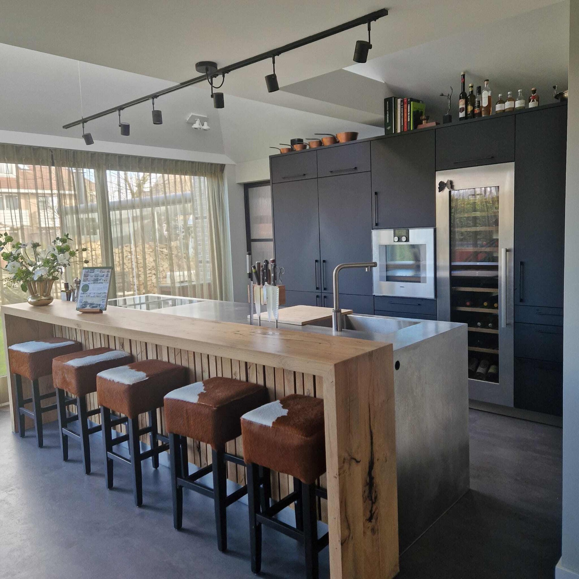 cucina moderna nero opaco legno: cucina moderna con barra in legno, cinque sgabelli e armadi neri opachi, Luxury, Design, Exclusive, Modern, Custom Made, Special, Beautiful