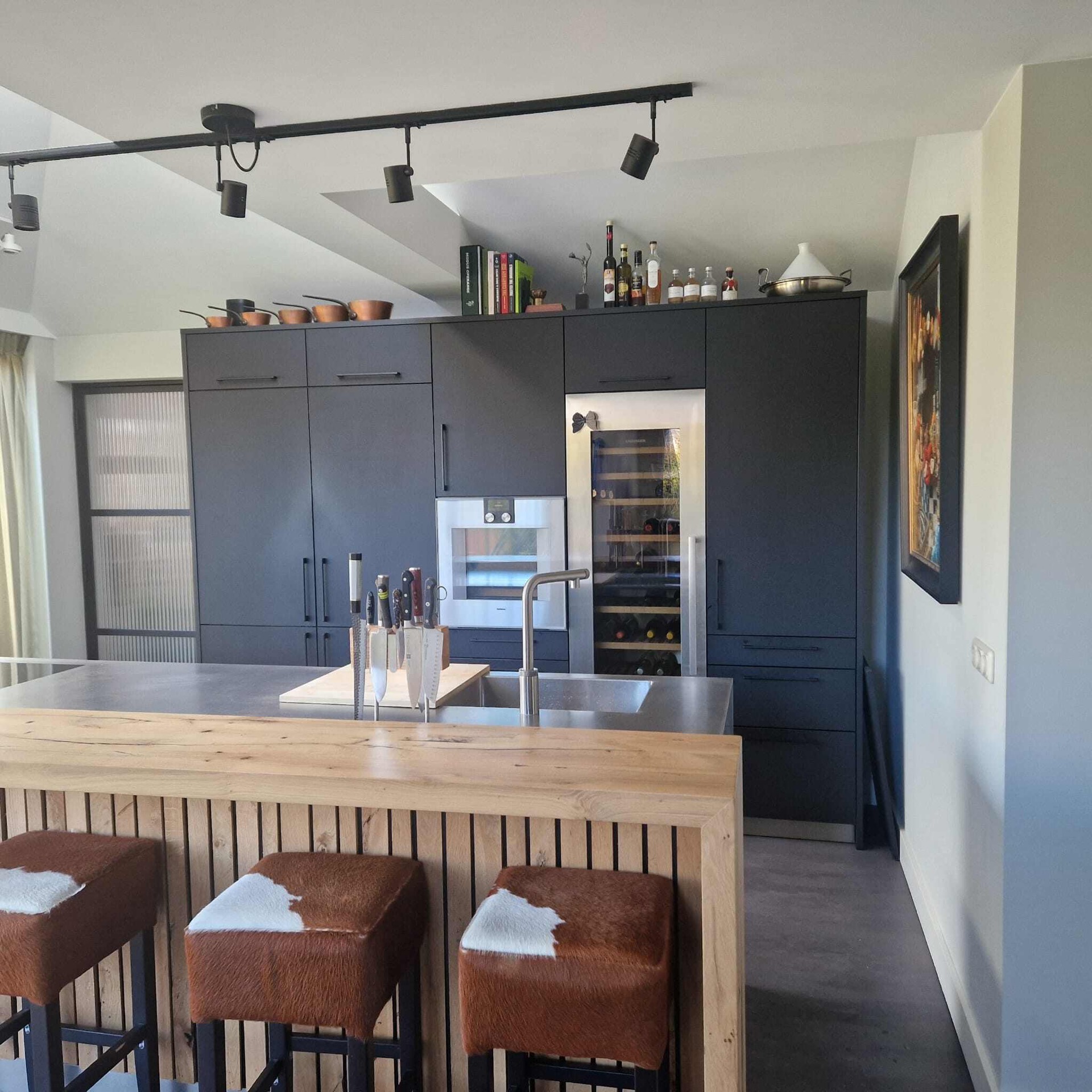 cucina moderna nero opaco legno: cucina con armadi neri opachi, barra in rovere grezzo e sgabelli con rivestimento in pelle, Luxury, Design, Exclusive, Modern, Custom Made, Special, Beautiful