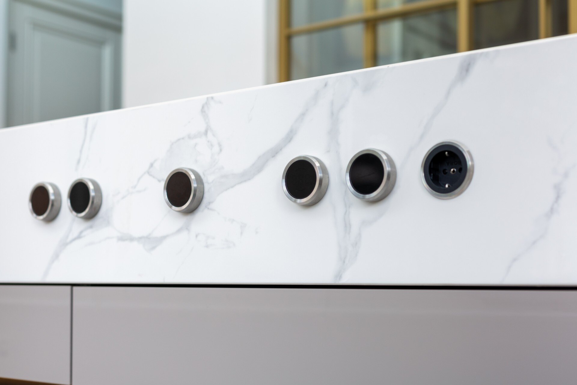 cucina moderna piano marmo: primo piano di piano cucina bianco effetto marmo con prese elettriche metalliche integrate, Luxe, Design, Exclusief, Modern, Maatwerk, Bijzondere, Mooie