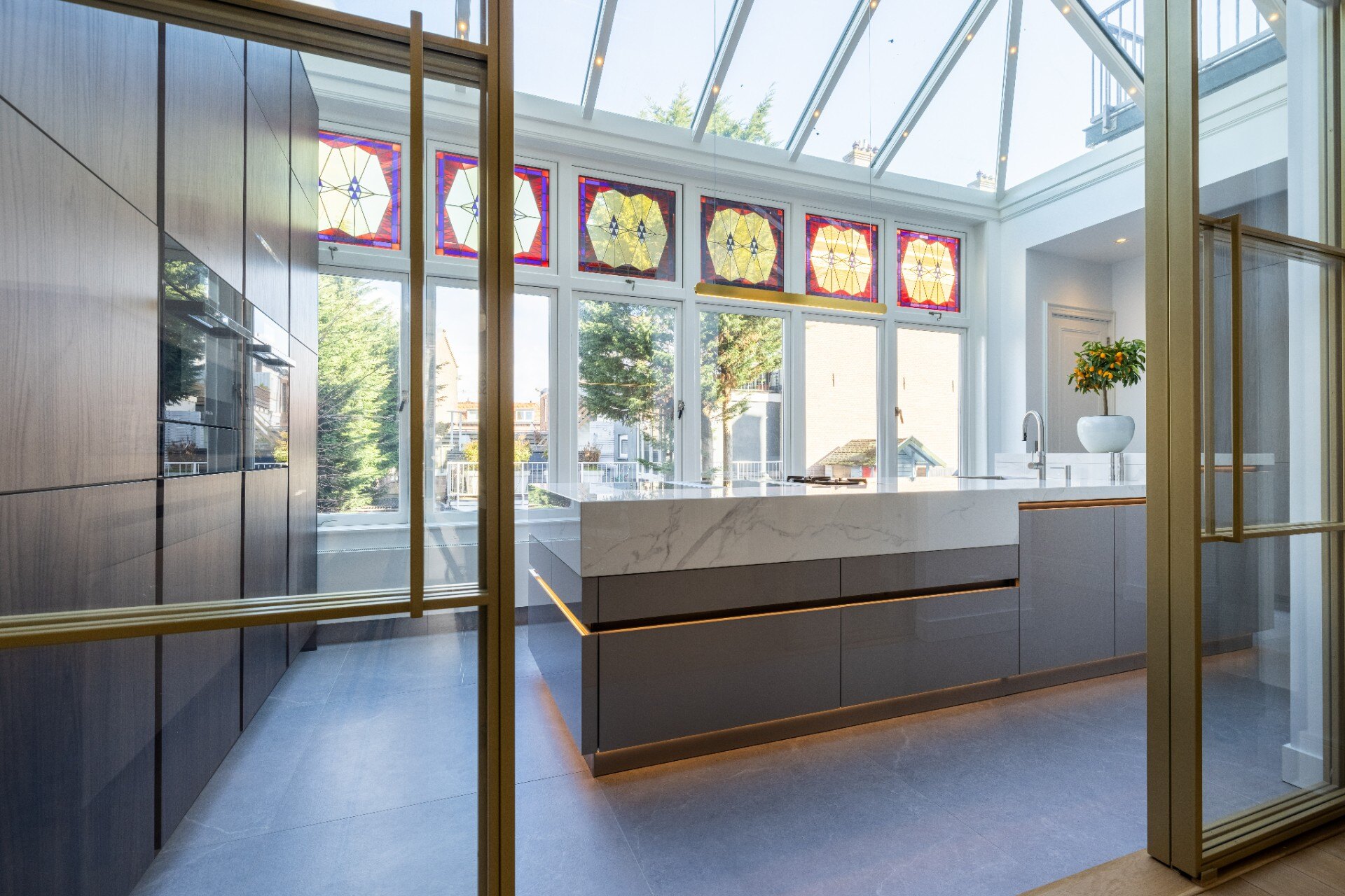 cucina moderna piano marmo: cucina spaziosa con isola lunga, mobili in legno e vetrate sotto tetto in vetro, Luxe, Design, Exclusief, Modern, Maatwerk, Bijzondere, Mooie
