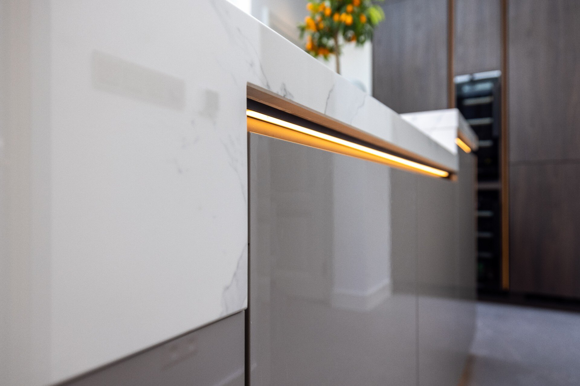 cucina moderna piano marmo: cucina moderna con lungo piano in marmo, vetrate colorate e cornici in ottone, Luxe, Design, Exclusief, Modern, Maatwerk, Bijzondere, Mooie
