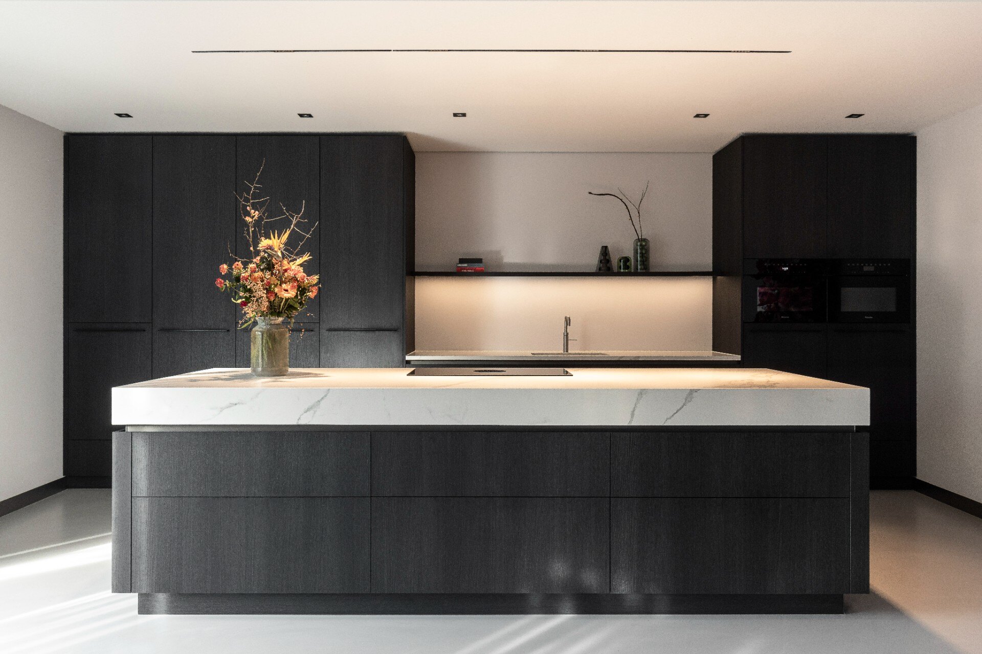 cucina minimalista moderna: Isola con legno scuro e piano effetto marmo, Luxe, Design, Exclusief, Modern, Maatwerk, Bijzondere, Mooie