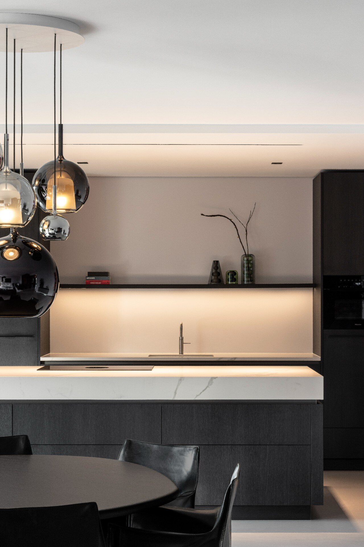 cucina minimalista moderna: parete cucina in legno scuro con piano marmo e illuminazione d'atmosfera, Luxe, Design, Exclusief, Modern, Maatwerk, Bijzondere, Mooie