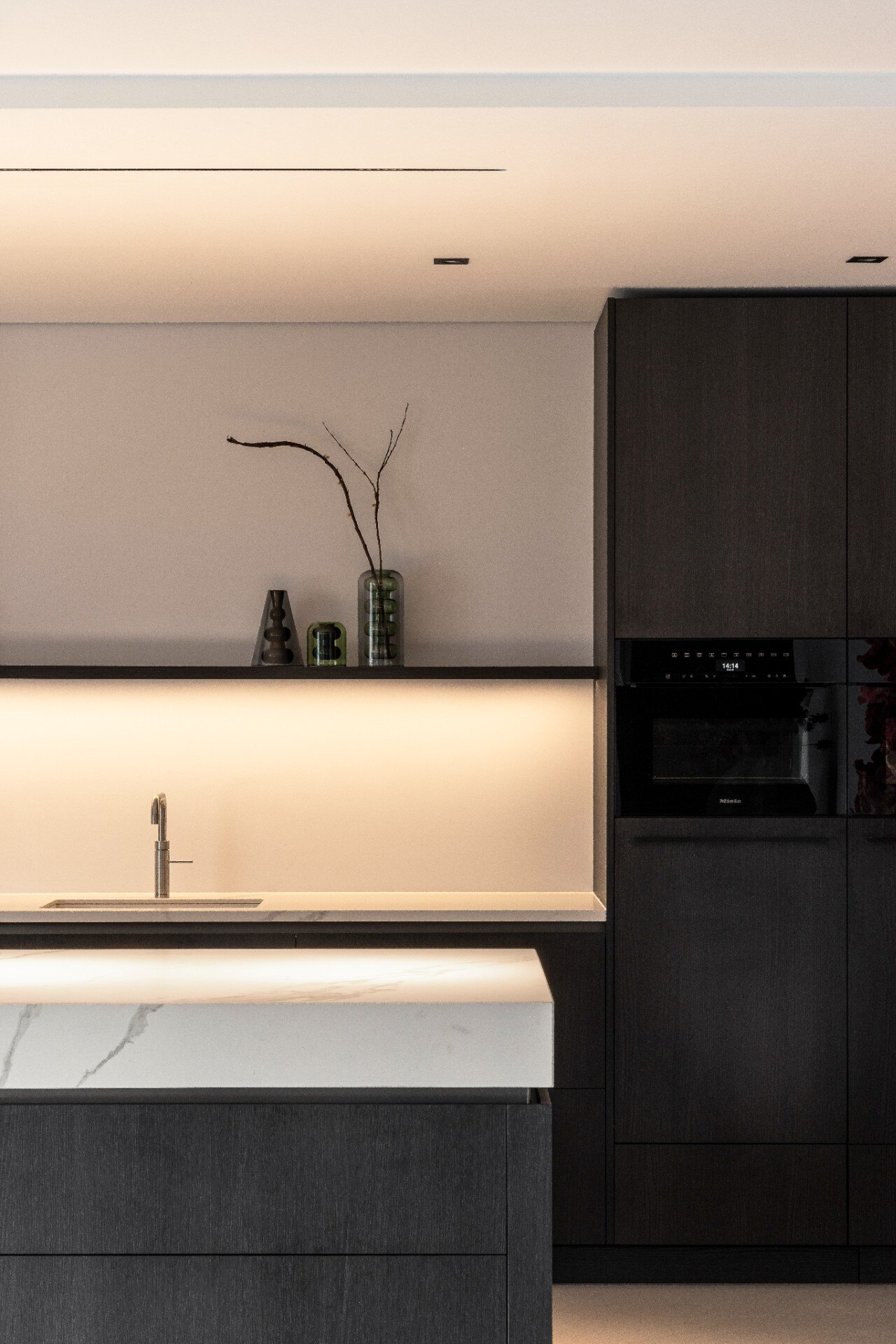 cucina minimalista moderna: dettaglio cucina con elettrodomestici integrati e piano marmo, Luxe, Design, Exclusief, Modern, Maatwerk, Bijzondere, Mooie