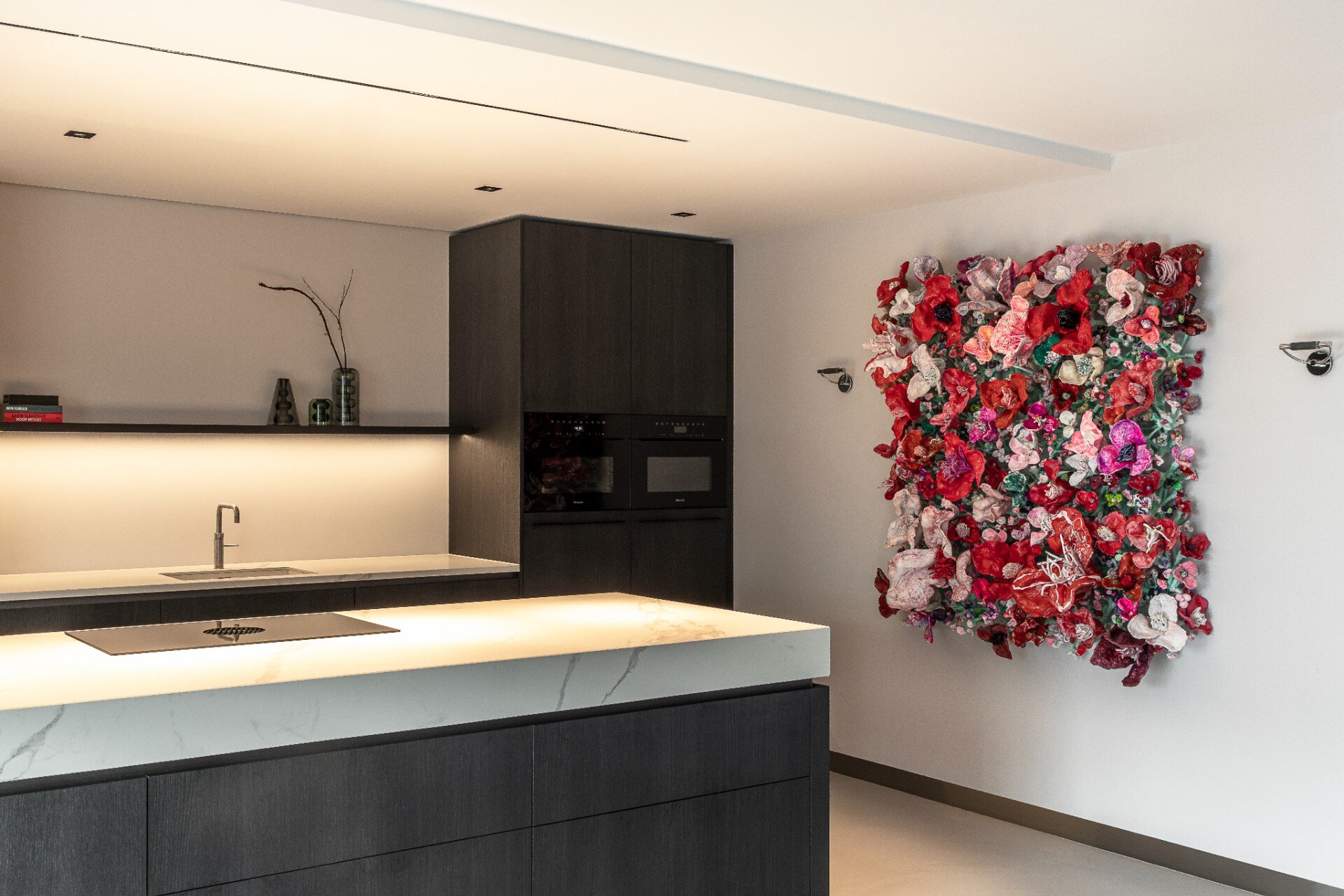 cucina minimalista moderna: cucina moderna minimalista con mobili in legno scuro, piano in effetto marmo e opera d'arte, Luxe, Design, Exclusief, Modern, Maatwerk, Bijzondere, Mooie