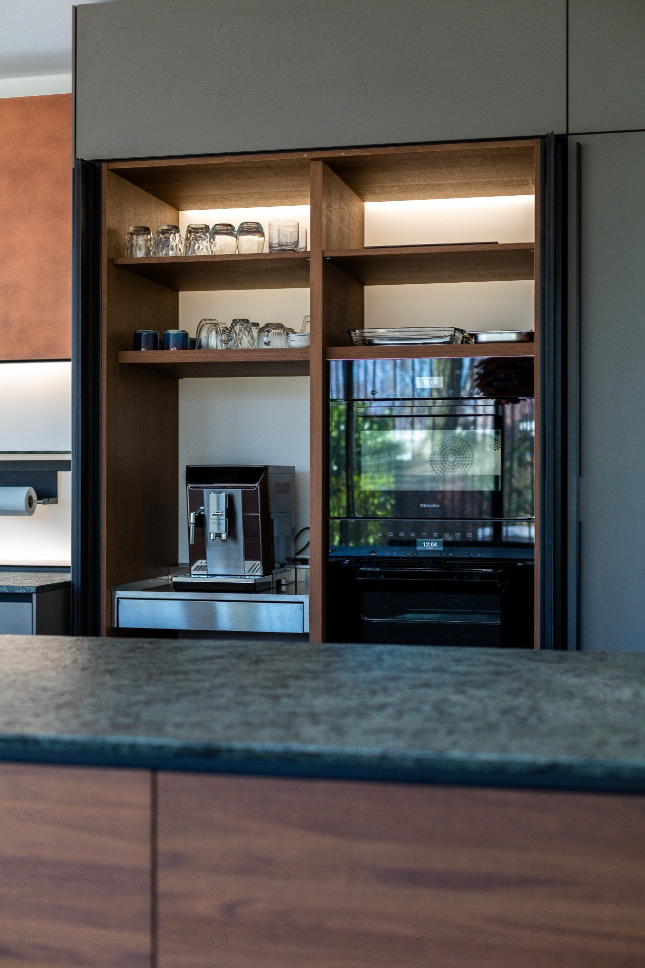 rivestimento in legno per pareti: dettaglio di cucina moderna con armadio in legno illuminato e elettrodomestici incassati, Luxury, Design, Exclusive, Modern, Custom Made, Special, Beautiful