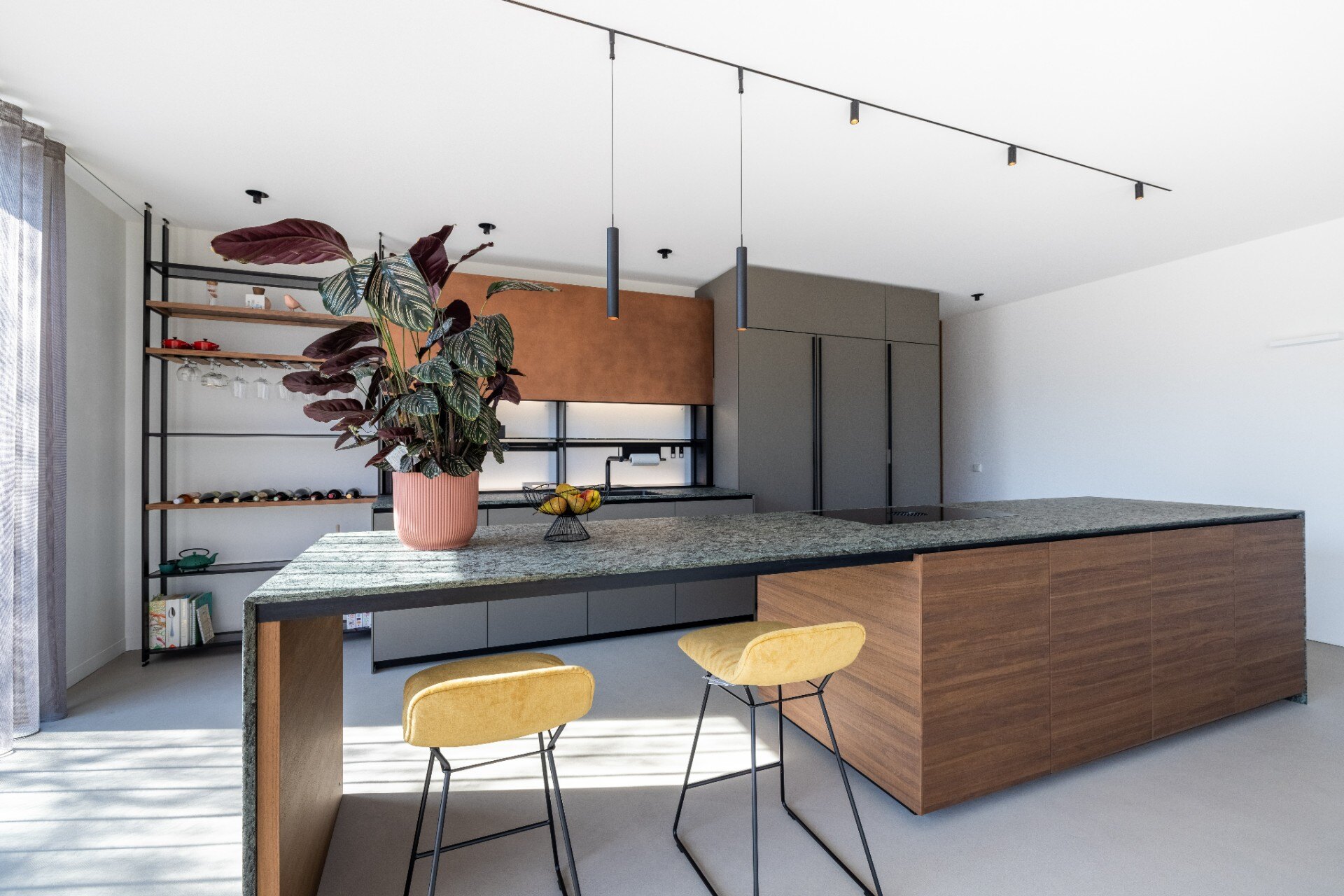rivestimento in legno per pareti: cucina moderna con isola in granito, sgabelli gialli e scaffali aperti in legno, Luxury, Design, Exclusive, Modern, Custom Made, Special, Beautiful