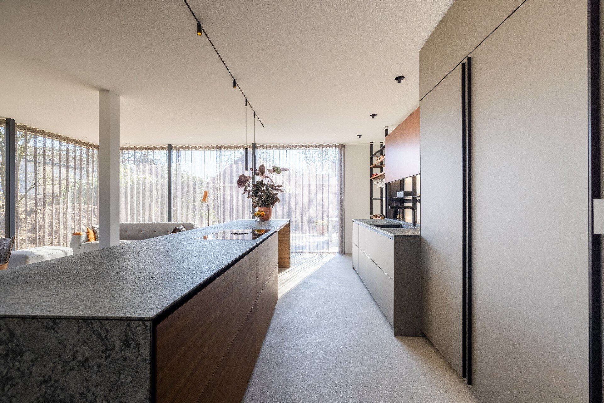 rivestimento in legno per pareti: cucina moderna con mobili grigi, piano in granito e scaffali aperti in legno, Luxury, Design, Exclusive, Modern, Custom Made, Special, Beautiful