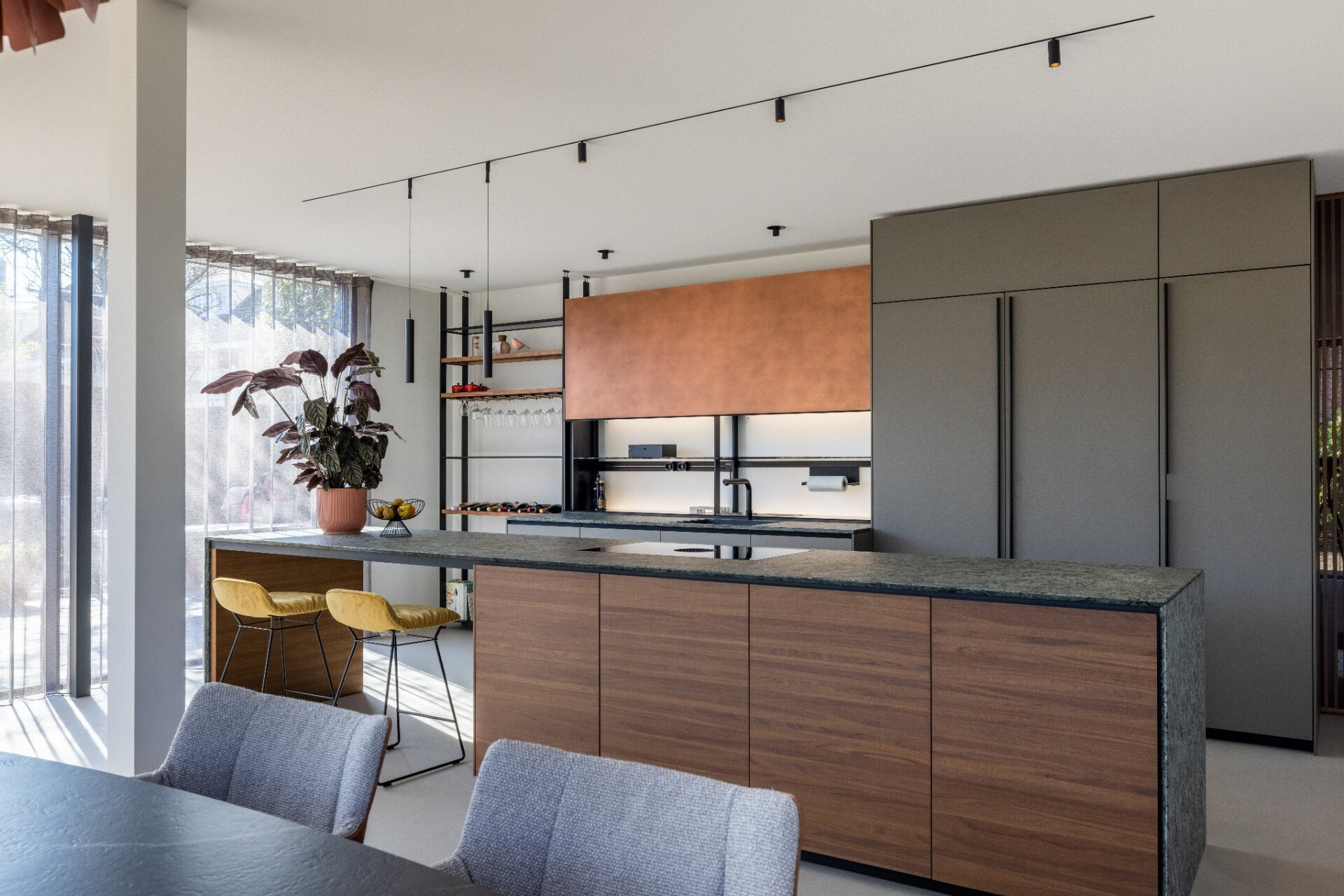 rivestimento in legno per pareti: cucina aperta con isola in granito, mobili in legno e grandi finestre con tende, Luxury, Design, Exclusive, Modern, Custom Made, Special, Beautiful
