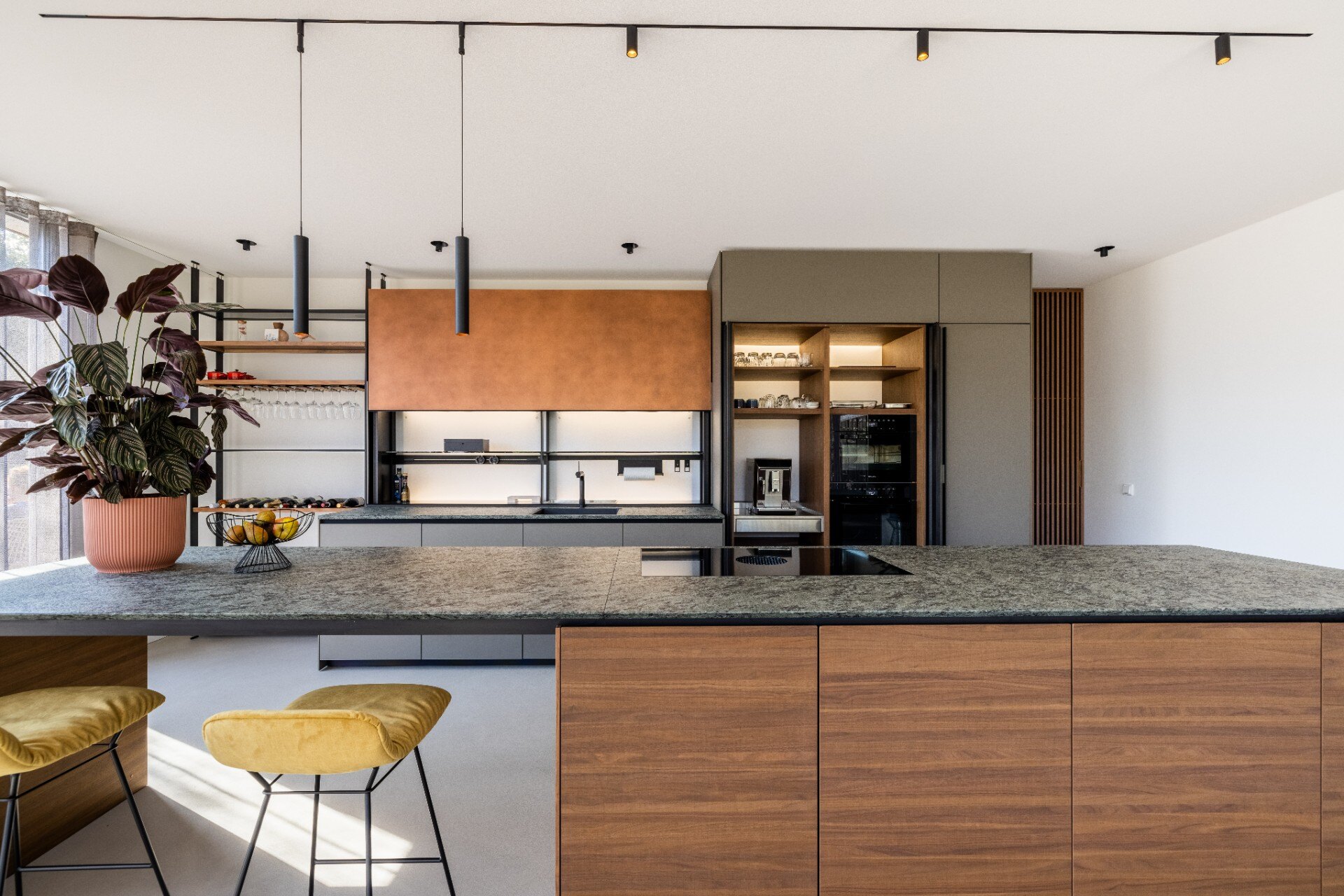 rivestimento in legno per pareti: cucina moderna con piano in granito, mobili in legno e lampade nere a sospensione, Luxury, Design, Exclusive, Modern, Custom Made, Special, Beautiful