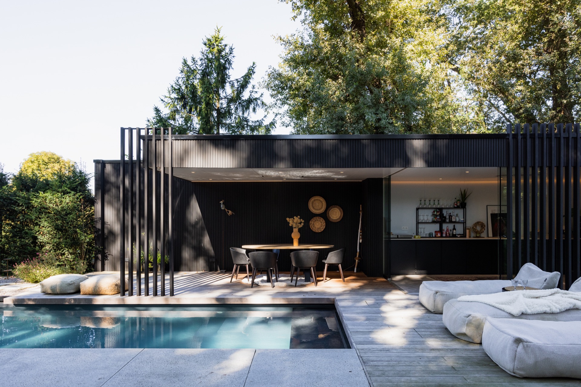 rivestimento in legno per pareti: giardino moderno con piscina e zona pranzo coperta nera, Luxury, Design, Exclusive, Modern, Custom Made, Special, Beautiful