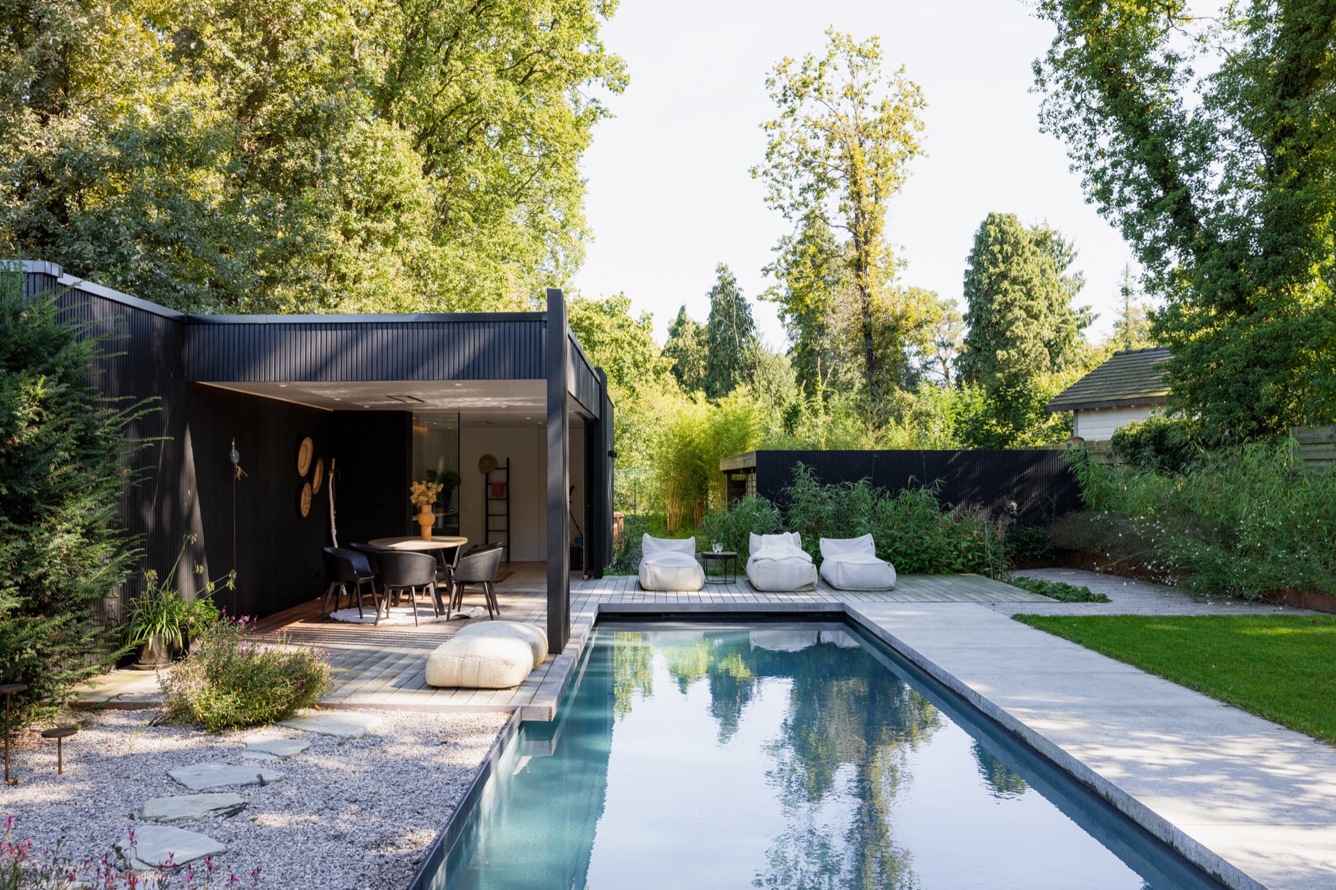 rivestimento in legno per pareti: giardino con piscina, deck in legno e zona relax bianca, Luxury, Design, Exclusive, Modern, Custom Made, Special, Beautiful
