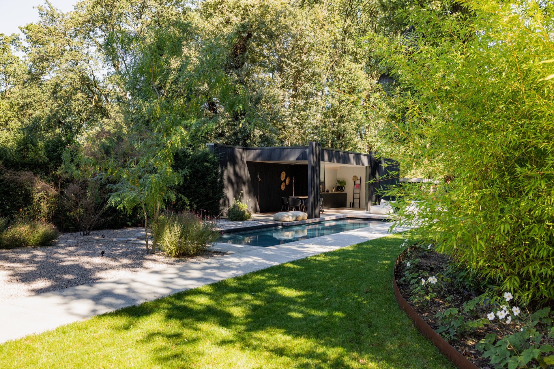 rivestimento in legno per pareti: padiglione da giardino nero moderno con spazi aperti accanto a piscina e prato verde, Luxury, Design, Exclusive, Modern, Custom Made, Special, Beautiful