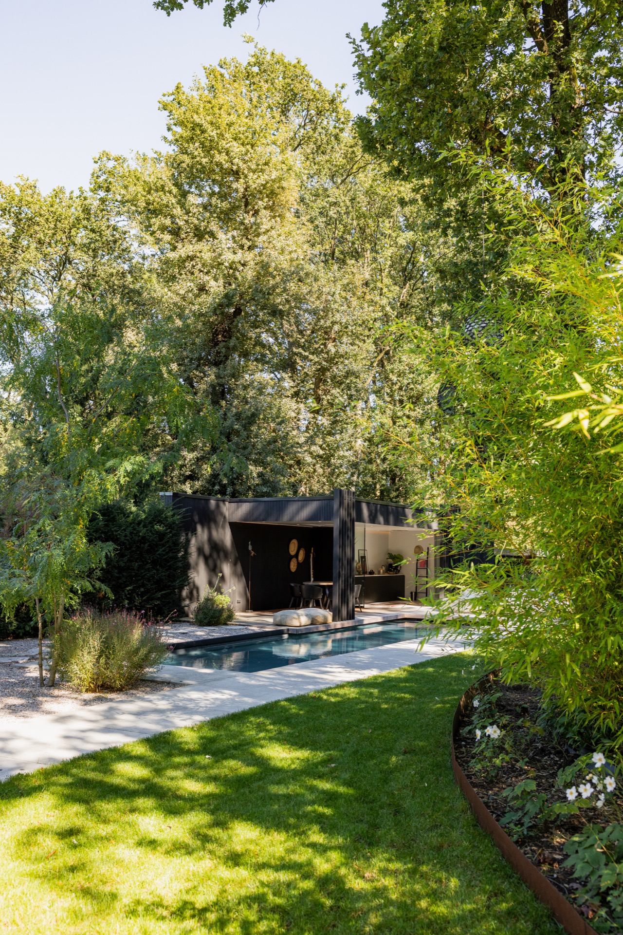 rivestimento in legno per pareti: giardino moderno con padiglione nero, piscina e bordure di piante in layout verticale, Luxury, Design, Exclusive, Modern, Custom Made, Special, Beautiful