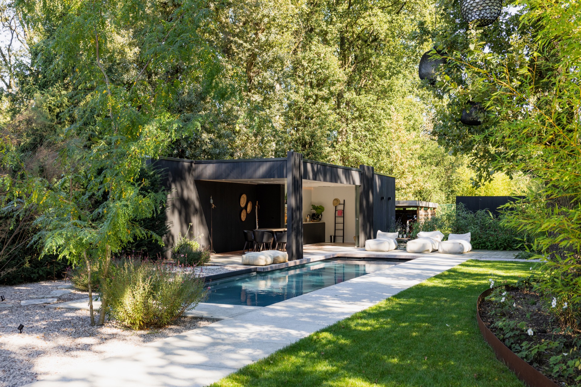 rivestimento in legno per pareti: padiglione da giardino nero moderno con zona pranzo e salotto aperti accanto a piscina, Luxury, Design, Exclusive, Modern, Custom Made, Special, Beautiful