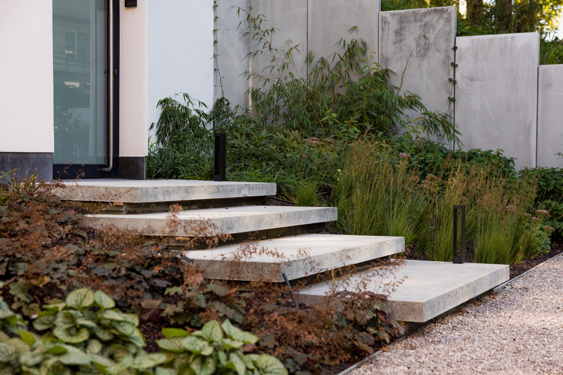 rivestimento in legno per pareti: scale galleggianti in cemento moderno con illuminazione da giardino tra piante verdi, Luxury, Design, Exclusive, Modern, Custom Made, Special, Beautiful
