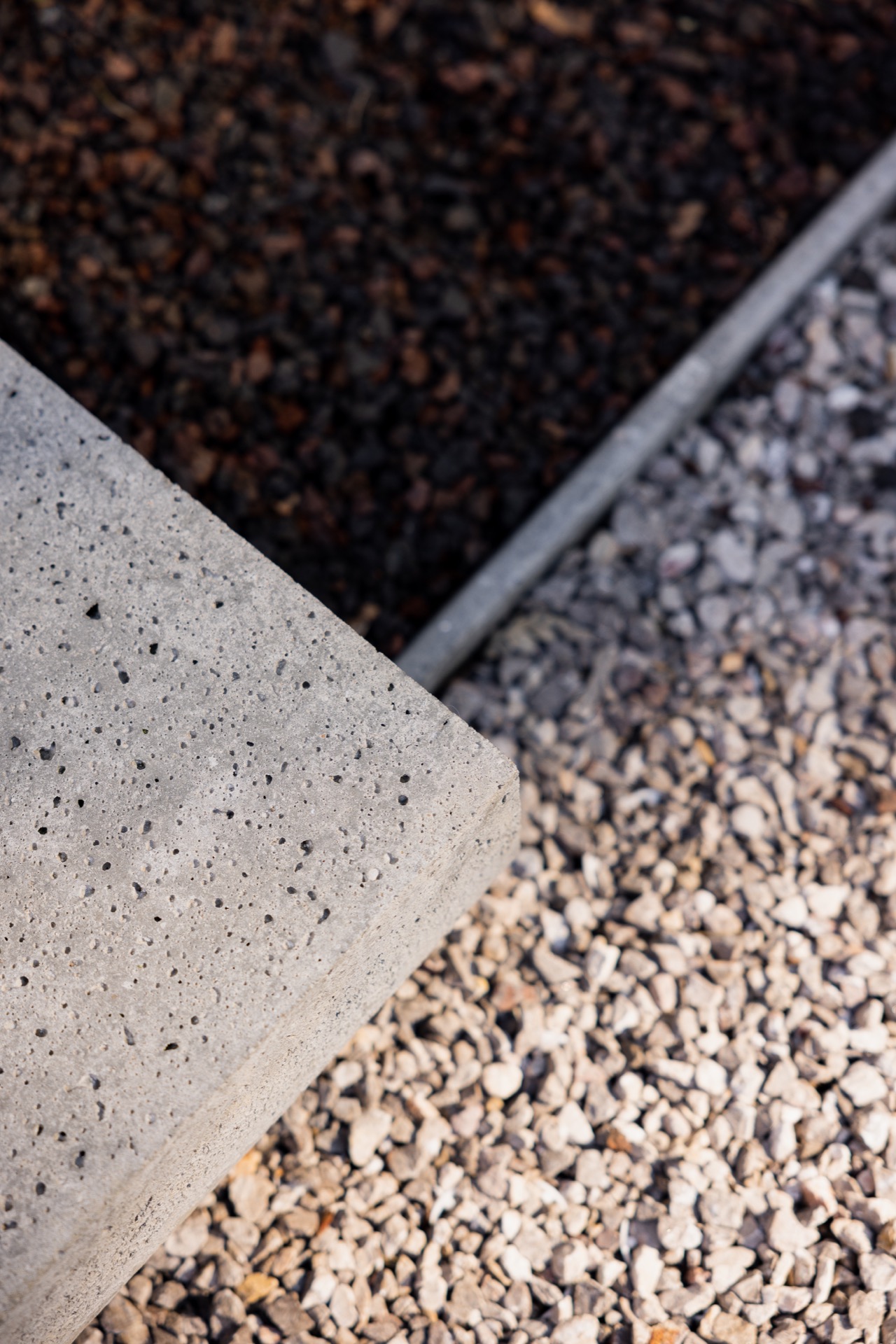 rivestimento in legno per pareti: dettaglio di bordo in cemento con ghiaia e pietrisco in giardino moderno, Luxury, Design, Exclusive, Modern, Custom Made, Special, Beautiful