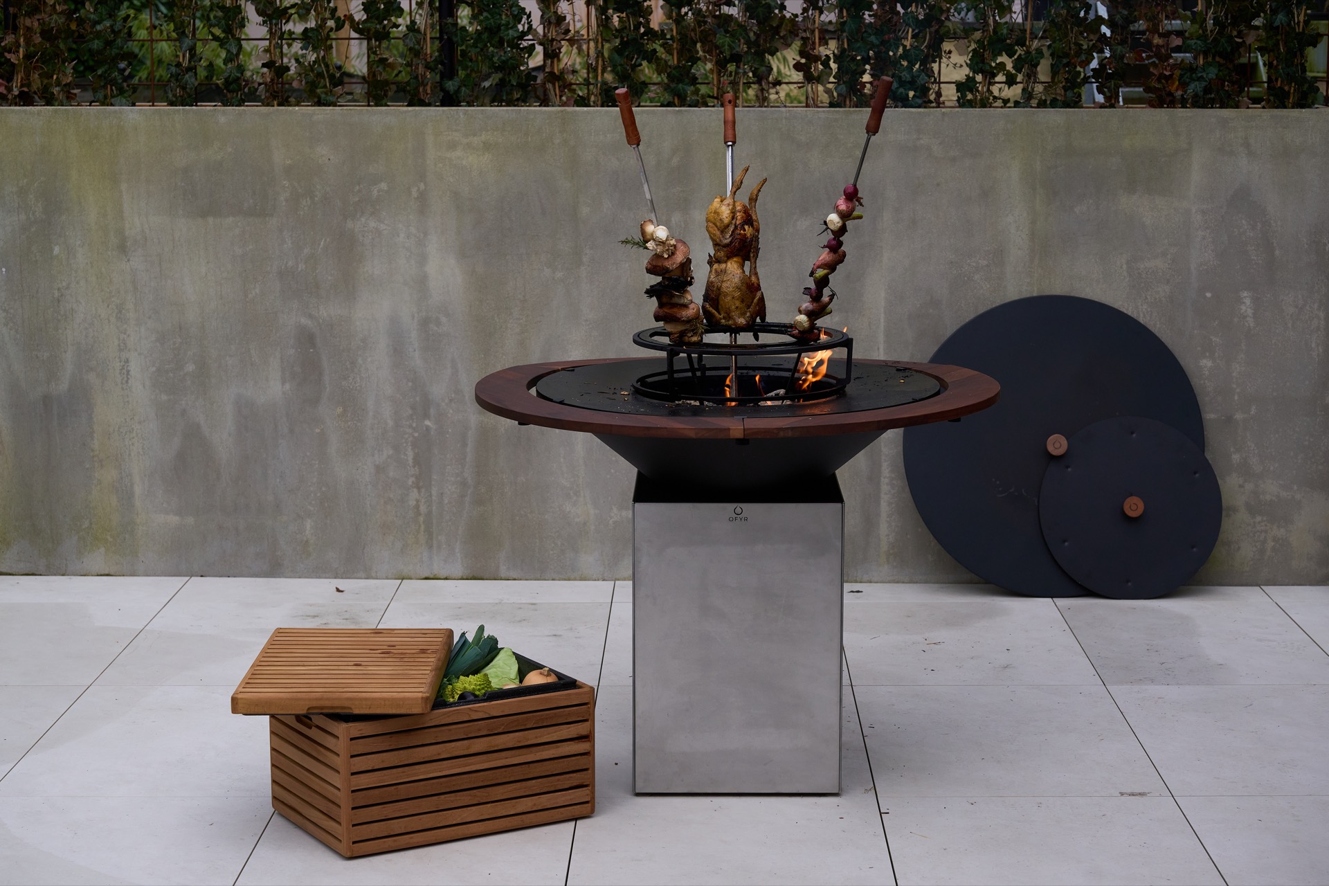 apparecchi cottura in metallo robusti: cucina esterna moderna OFYR con fuoco aperto e girarrosto su piastrelle di cemento, Luxe, Design, Exclusief, Modern, Maatwerk, Bijzondere, Mooie