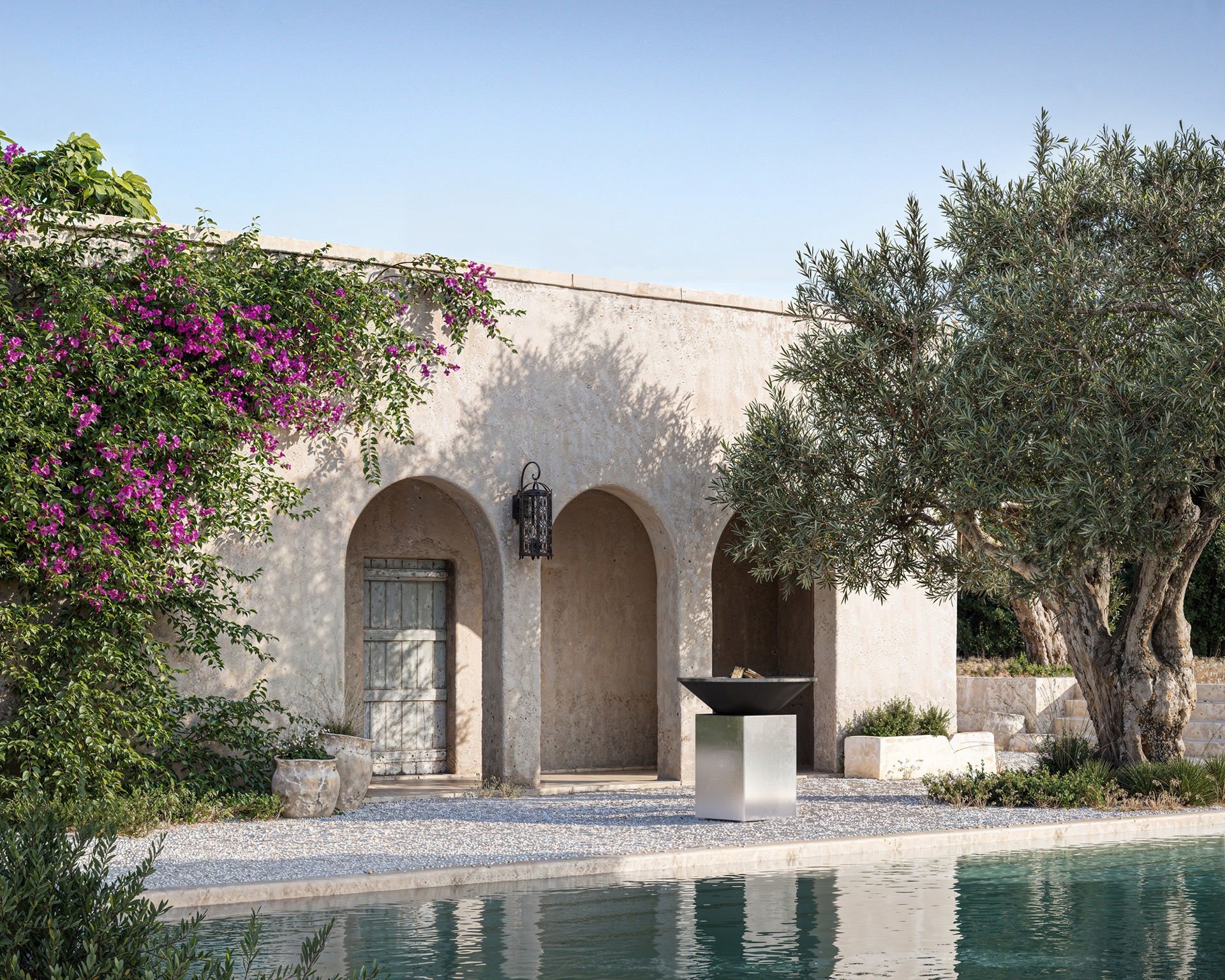 apparecchi cottura in metallo robusti: area esterna con piscina e barbecue OFYR moderno davanti a parete beige con archi, Luxe, Design, Exclusief, Modern, Maatwerk, Bijzondere, Mooie