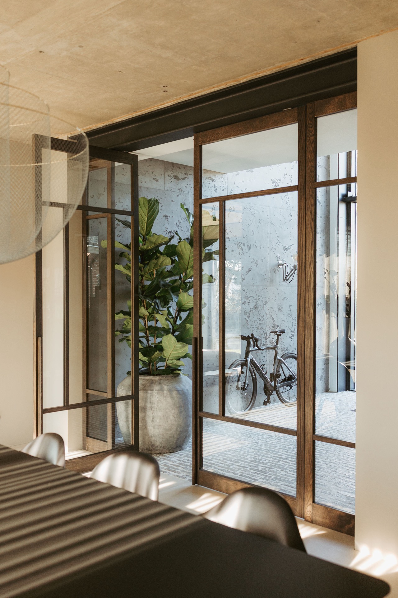 porte pivot in rovere interno: dettaglio porta pivotante in rovere con pannelli di vetro e luce naturale, Luxe, Design, Exclusief, Modern, Maatwerk, Bijzondere, Mooie