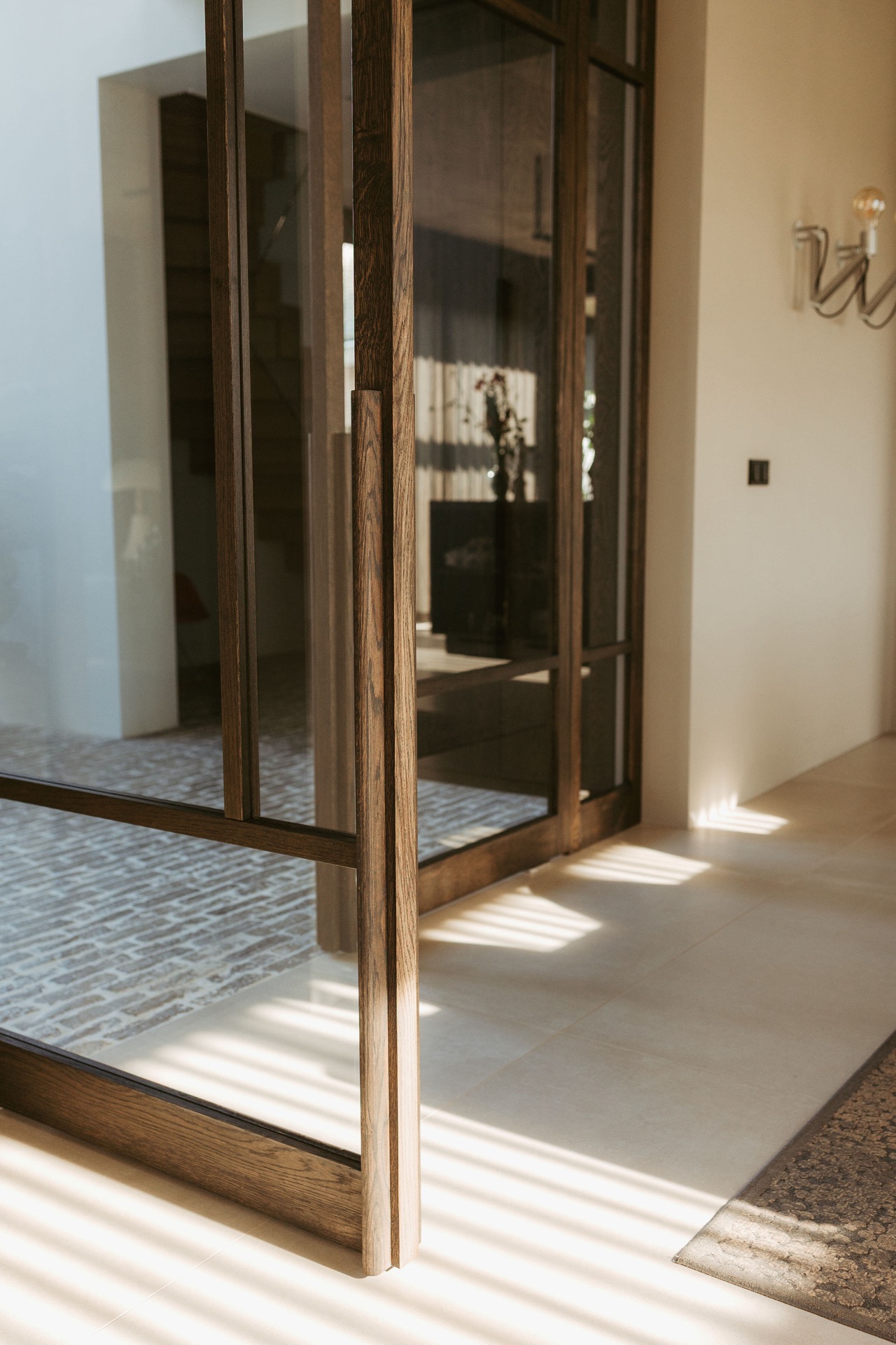 porte pivot in rovere interno: dettaglio maniglia e cerniera porta pivotante in rovere, Luxe, Design, Exclusief, Modern, Maatwerk, Bijzondere, Mooie